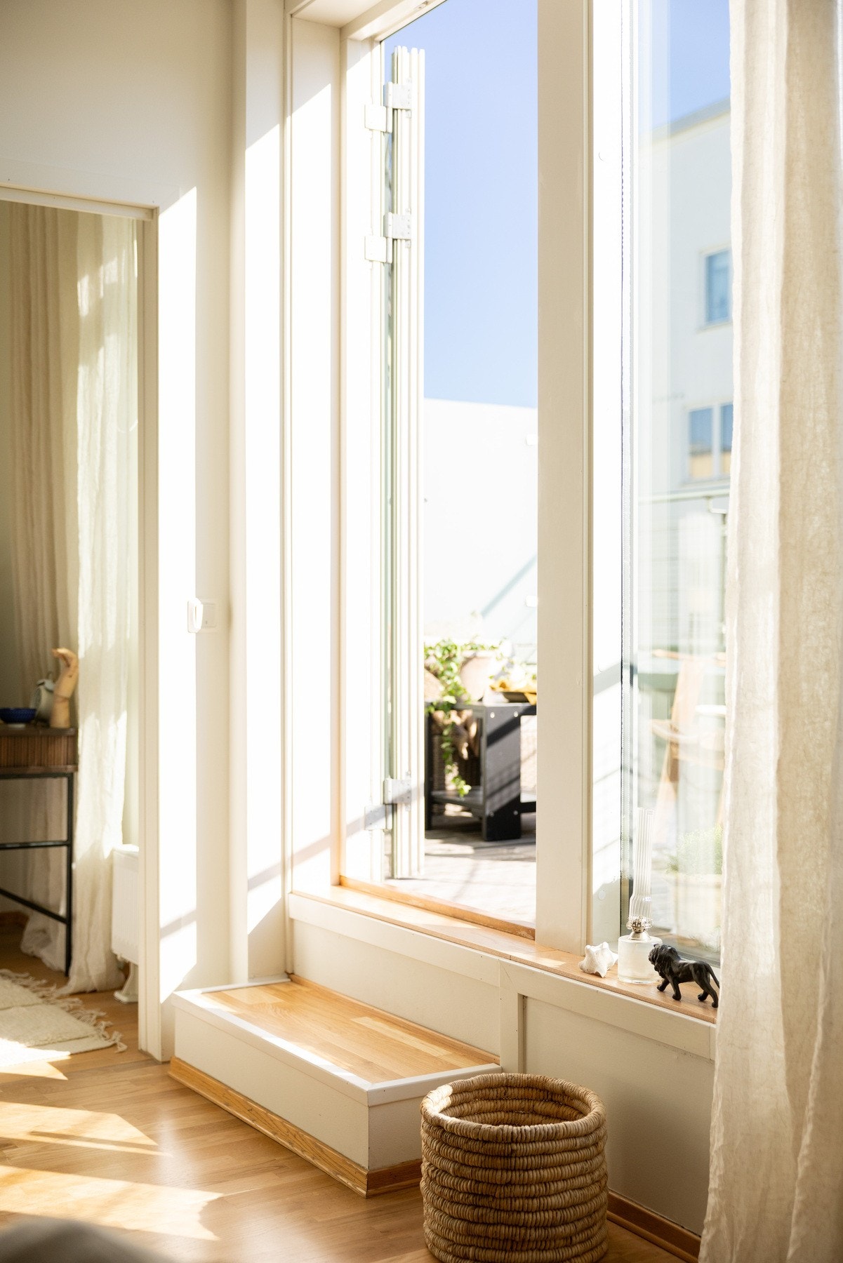 Fra stuen er det direkte utgang til terrasse, som blir en fin forlengelse av oppholdsrommet på solrike dager. Galleribilde