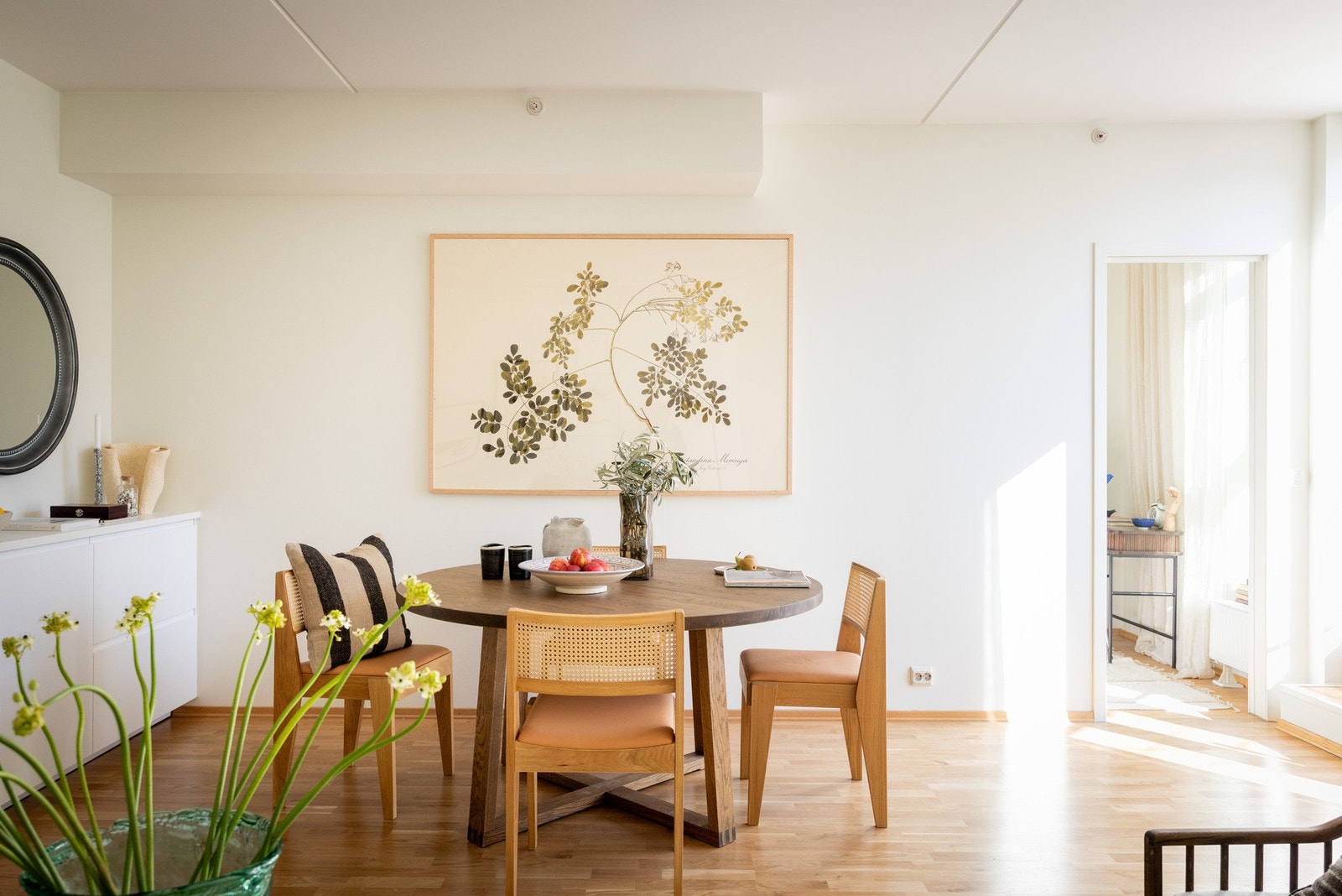 Her er det god flyt i rommet, og plass til både hverdagsliv og sosiale sammenkomster. Galleribilde