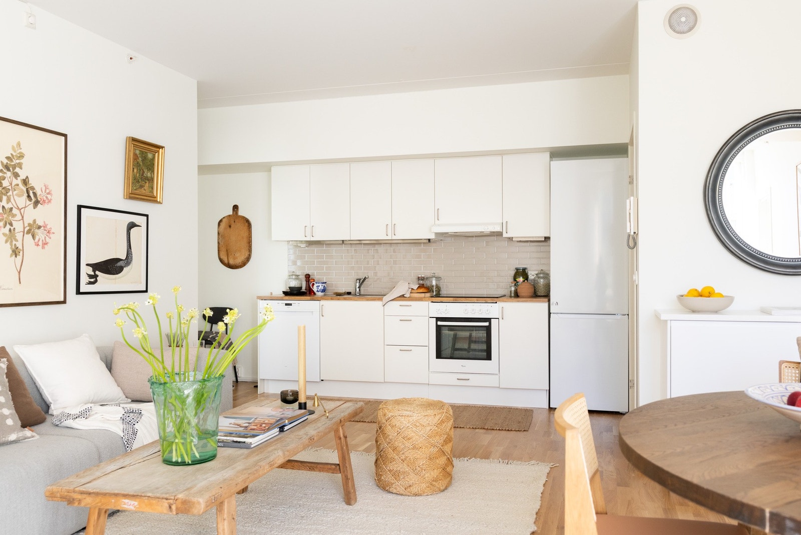 Kjøkkenet ligger åpent mot stue og spiseplass, og fungerer godt i hverdagen. Innredning med glatte fronter, laminat benkeplate og fliser over benk. Galleribilde