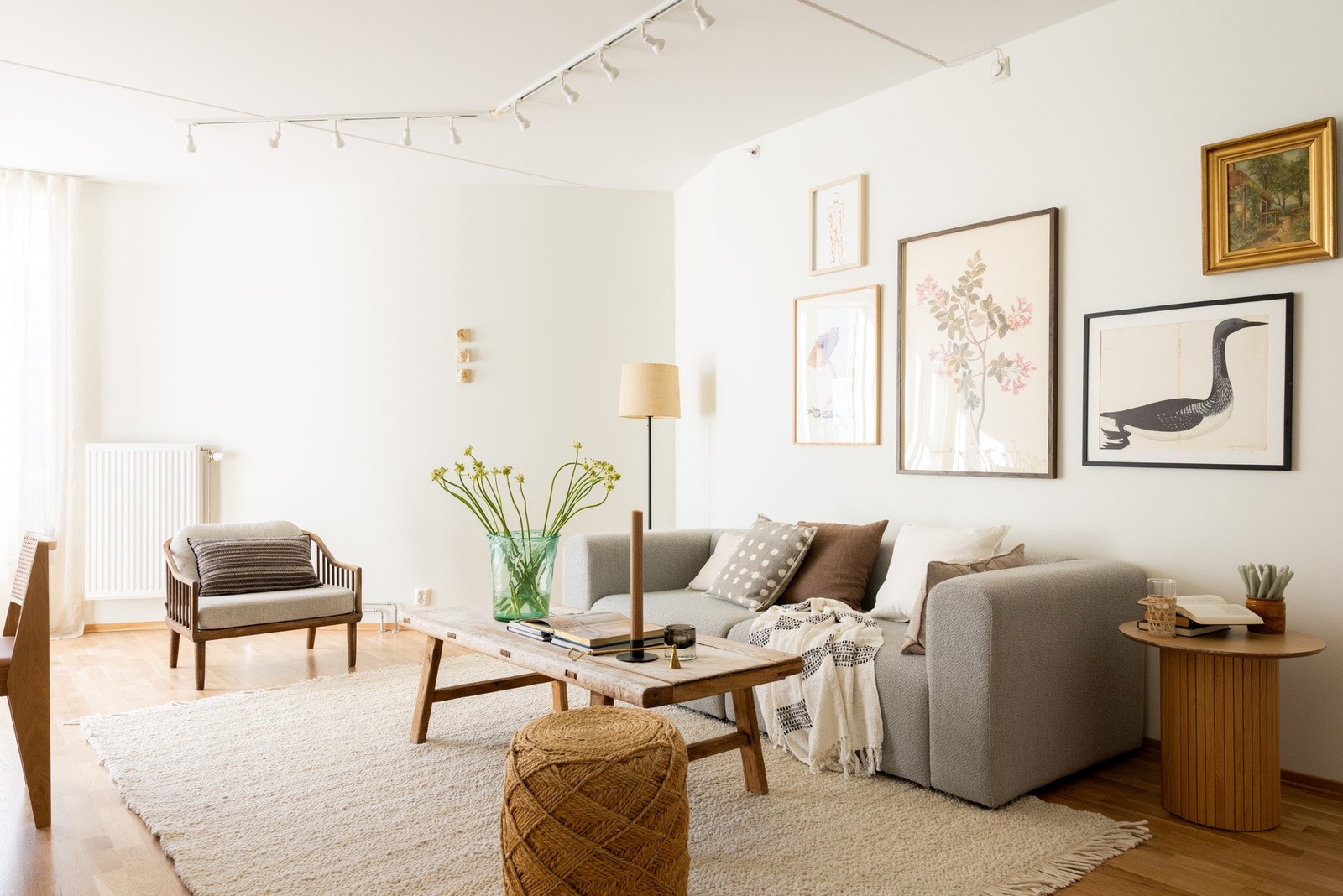 Stuen oppleves åpen og rolig, med godt lysinnslipp fra de store vinduene som gir en fin kontakt mot uteområdet. Galleribilde