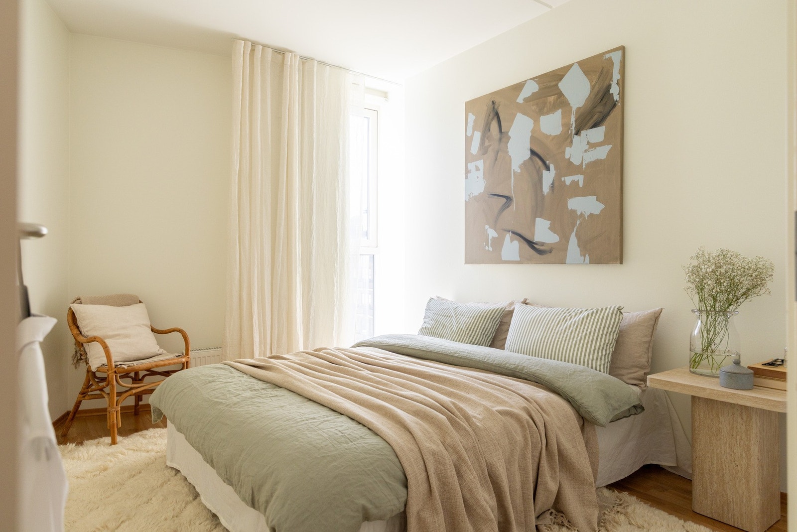 Hovedsoverommet har god plass til dobbeltseng og det man trenger rundt, uten at det føles trangt. Galleribilde