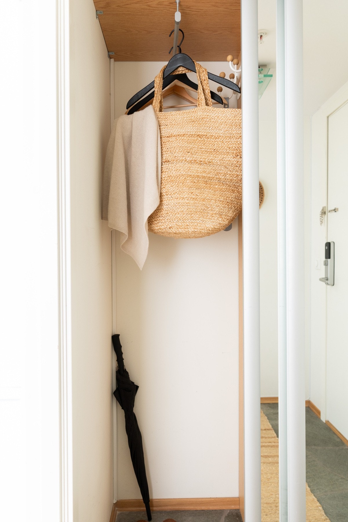 Enkel entré med plass til oppbevaring i garderobe med skyvedører. Galleribilde