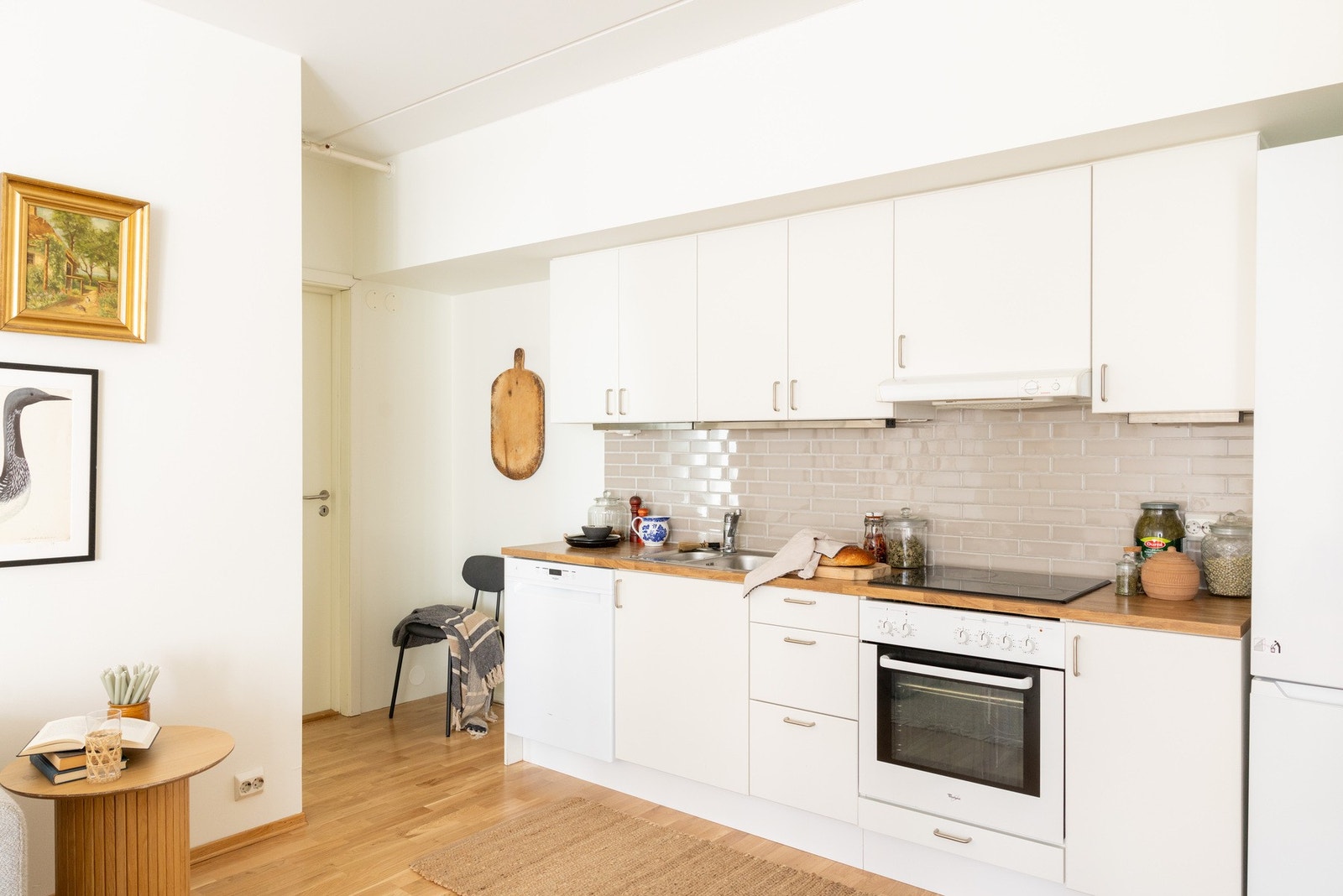 Godt med skap- og benkeplass, og plass til nødvendige hvitevarer. Opplegg for oppvaskmaskin. Galleribilde