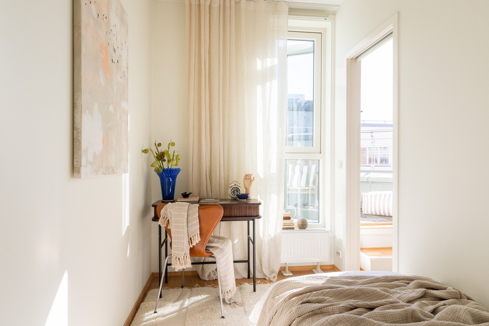 Rommet fungerer fint som gjesterom, barnerom eller hjemmekontor. Her er det også plass til både seng og skrivebord, avhengig av behov. Galleribilde