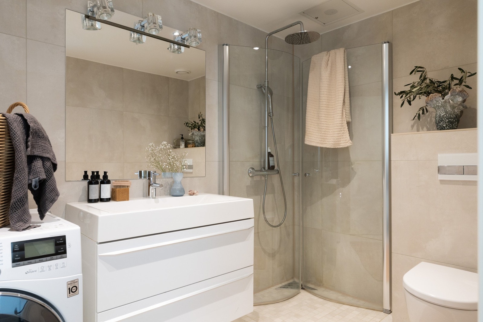 Flislagt bad med varmekabler i gulv. Vegger med fliser og malte flater i himling. Galleribilde