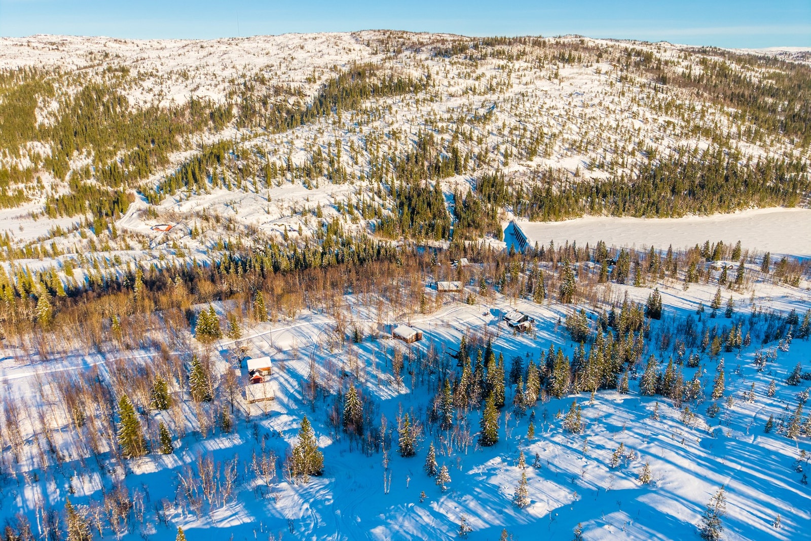 Området gir tilgang til både fjell og vann året rundt, bilen parkerer du enkelt kun en liten gåtur unna. På vinteren kan man kjøre skuter. Galleribilde