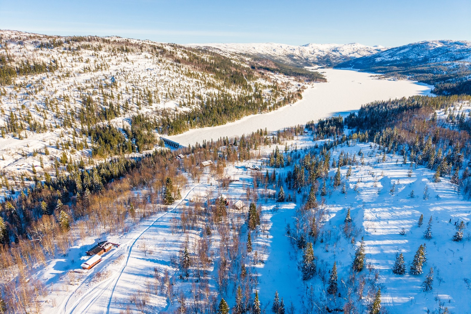 Landskapet preges av kombinasjonen fjell, vann og åpen natur. Galleribilde