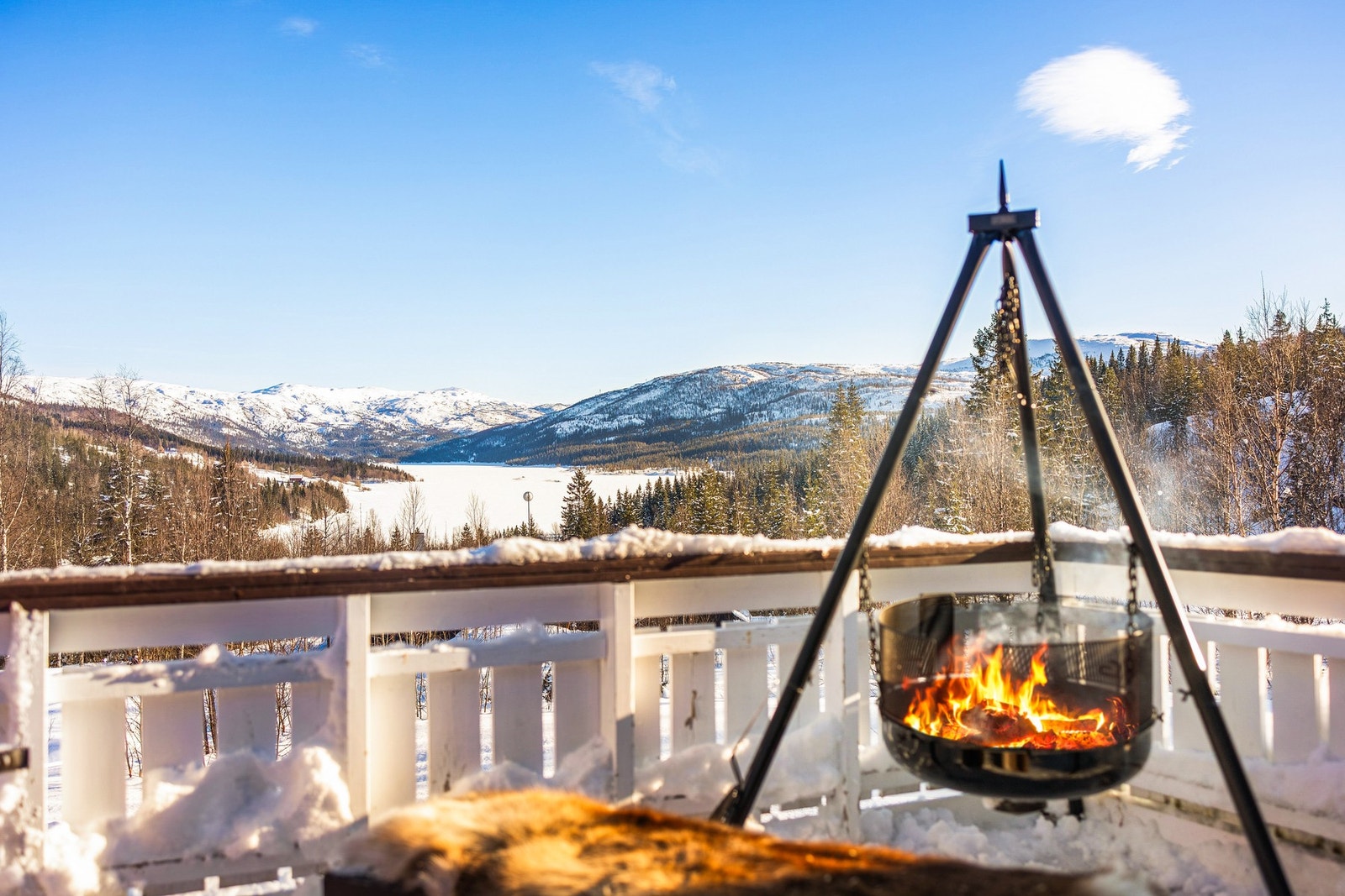 EIE eiendomsmegling har gleden av å presentere Skogan 5 - En solrik fritidseiendom ved foten av Hauknes tinden, med utsikt over Andfiskvatnet og kort vei til byen. Foto: Kathinka Kapfjell Herbst. Galleribilde