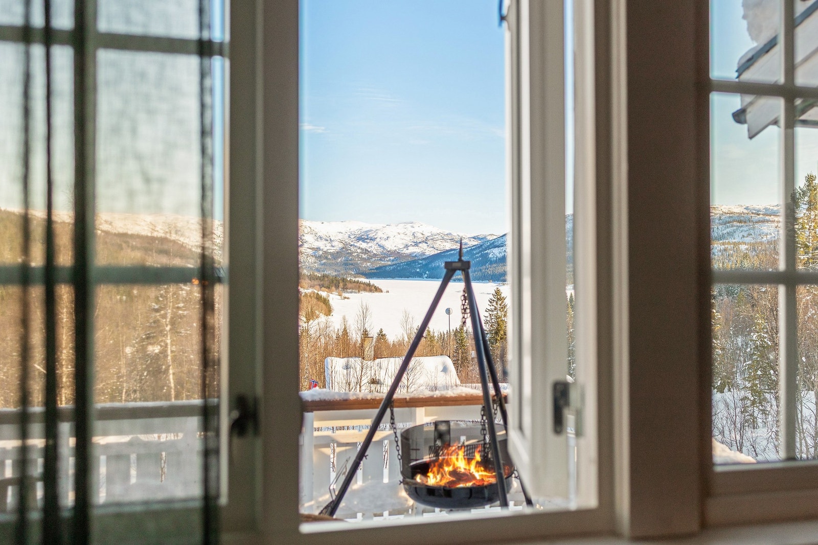 Hytten ligger fint plassert med utsyn mot Andfiskvatnet. Her kan du planlegge dagens utflukt og eventyr. Galleribilde