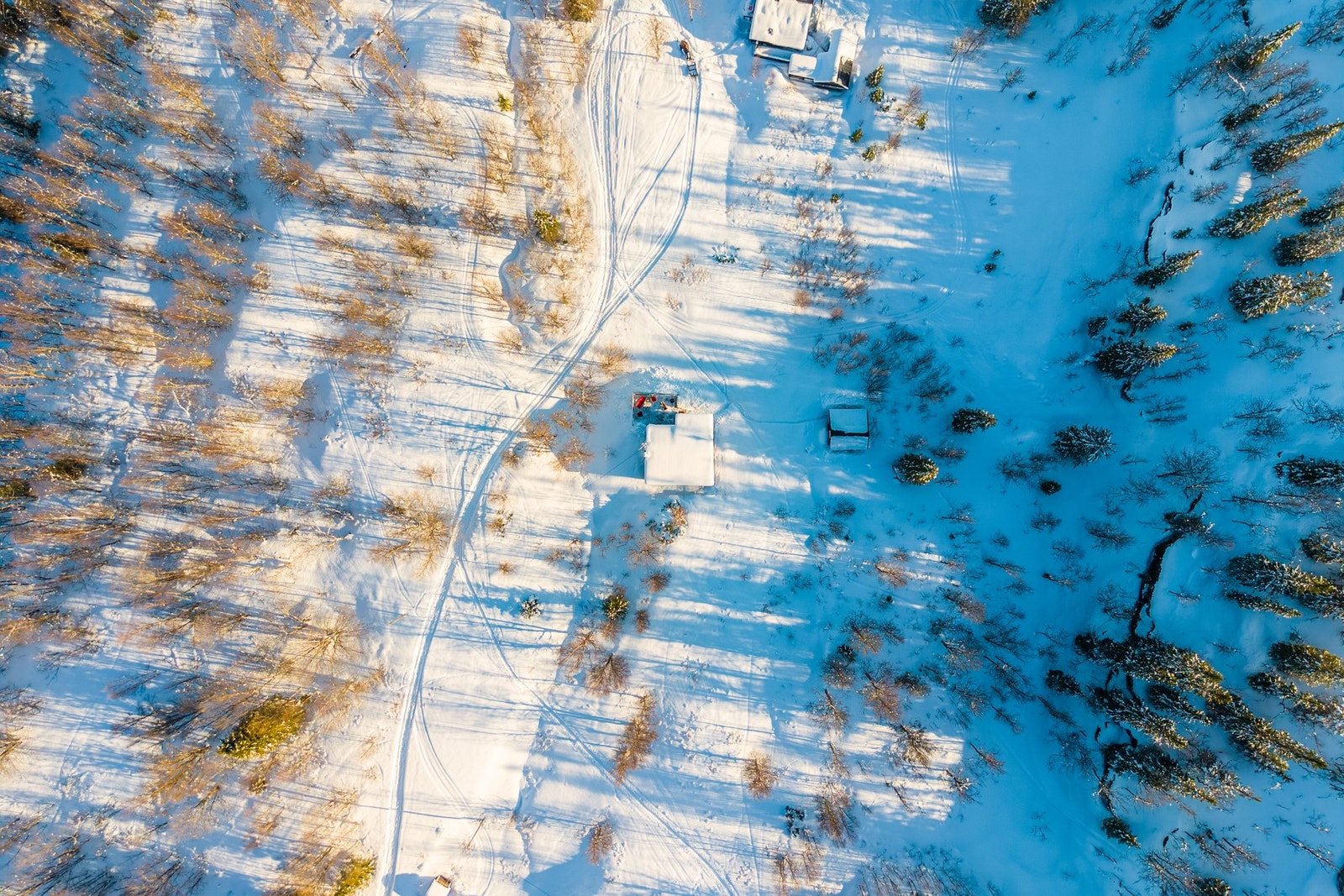 Dronebilde som viser stien i forhold til hytta. Galleribilde