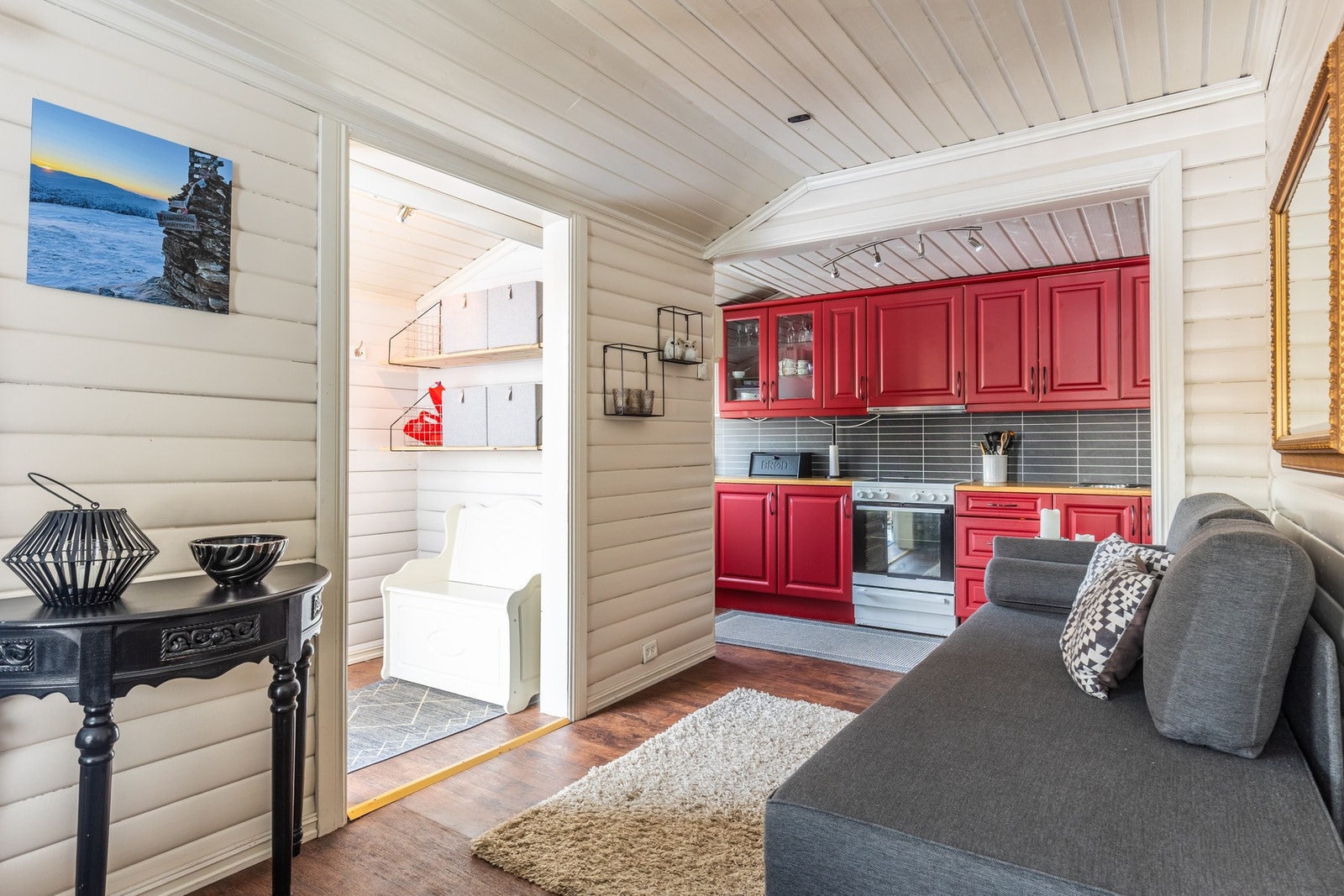 Denne prisgunstige hytten som kun ligger noen få minutter fra byen kommer til å bli familiens nye favoritt plass. Et perfekt utgangspunkt for en tur til Hauknestinden. Galleribilde