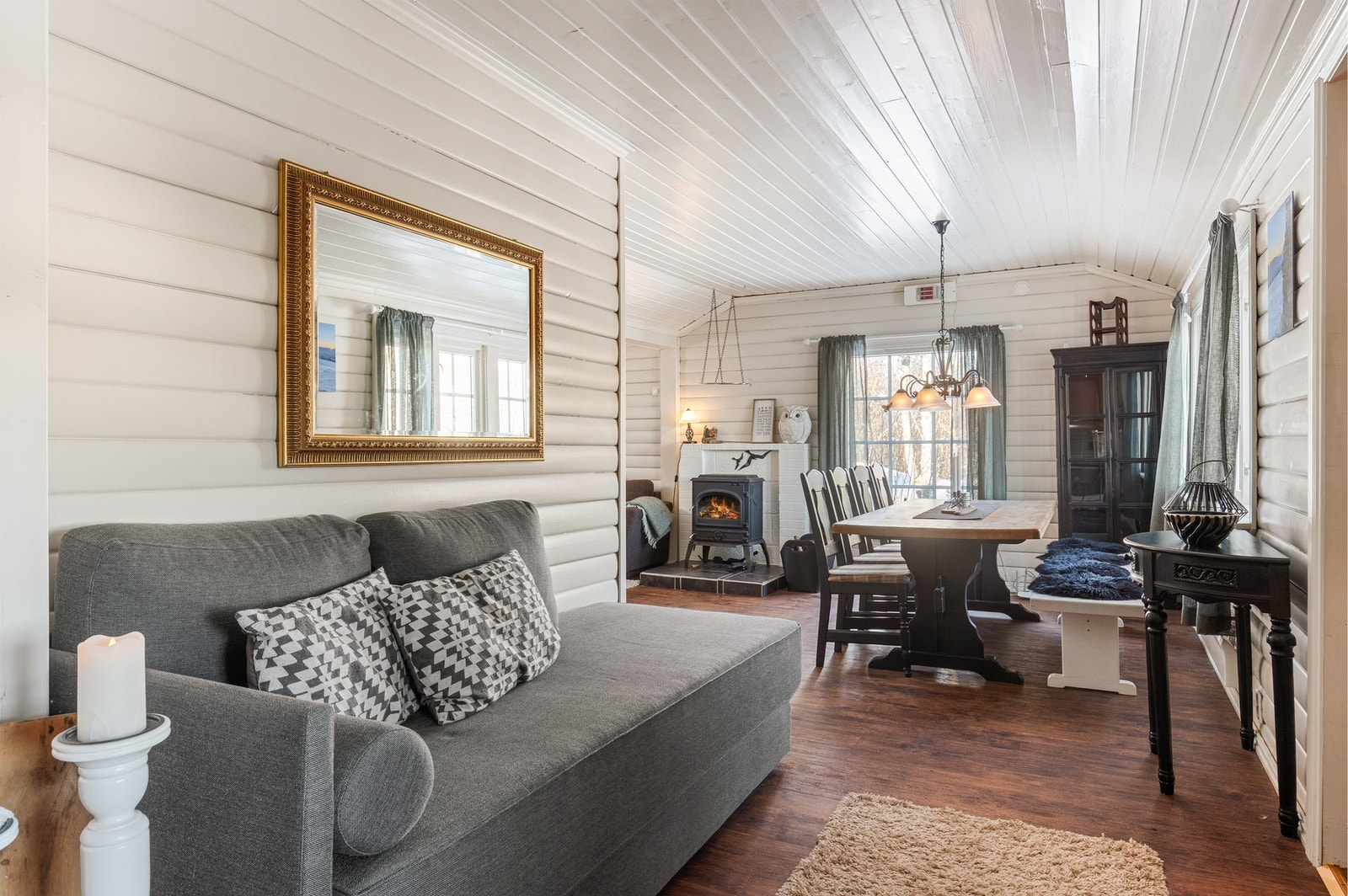 Stue med plass til å samle familie og venner rundt samme bord, her kjenner du roen senker seg. Galleribilde