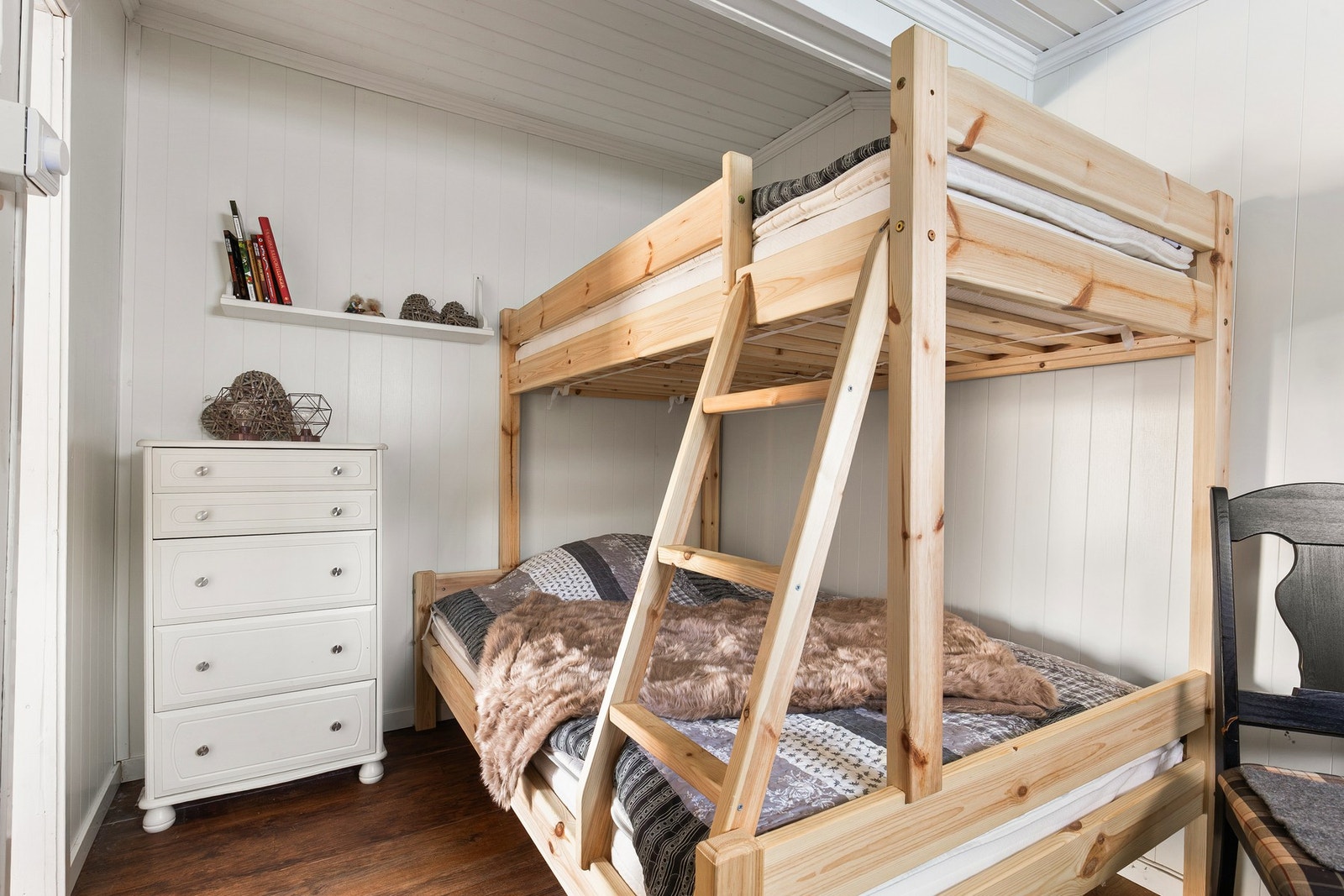 Soverom med plass til både familie og gjester. En naturlig avslutning på dagen etter gode opplevelser ute. Galleribilde