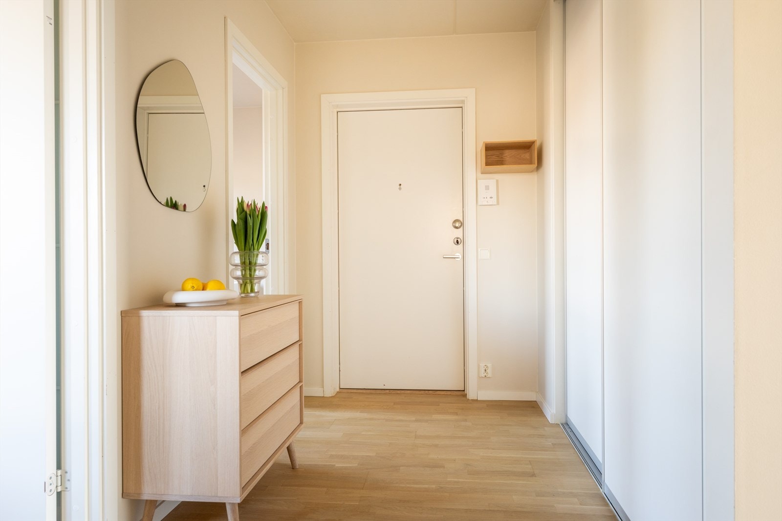Leiligheten har en behagelig og romslig entré med gode oppbevaringsmuligheter - velkommen inn! Galleribilde
