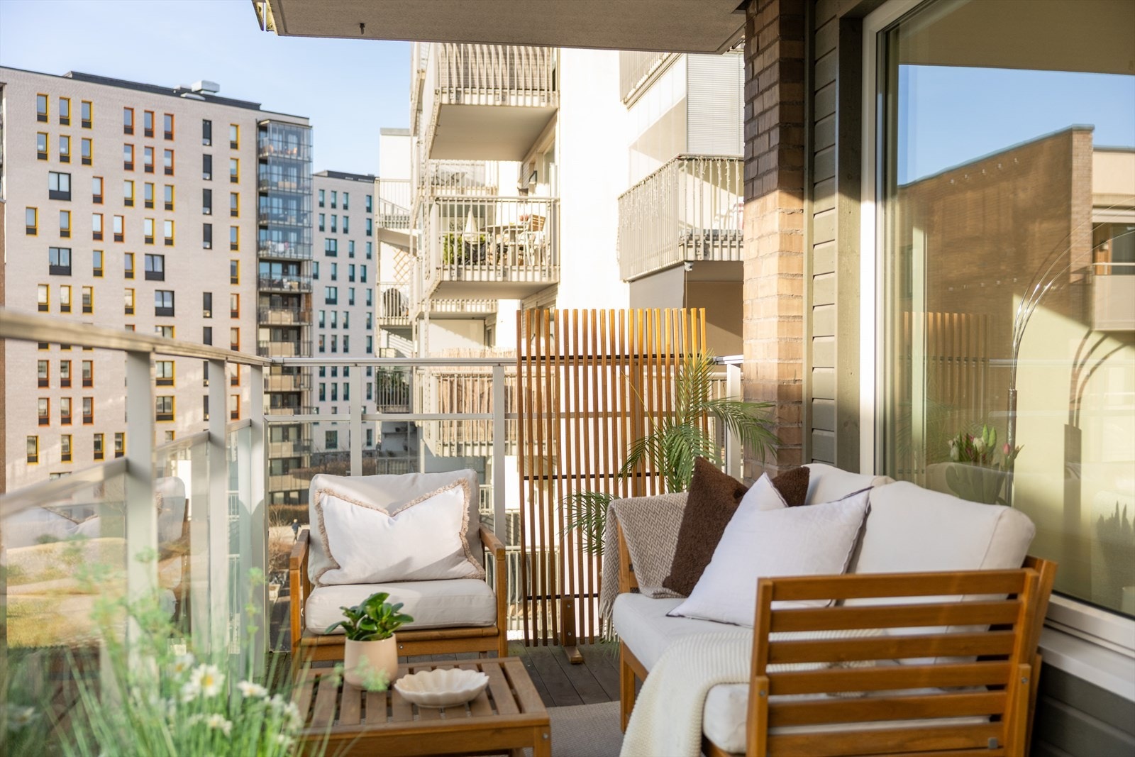 God plass til å skape en lun og trivelig uteplass med utemøbler, beplantning og grill. Galleribilde