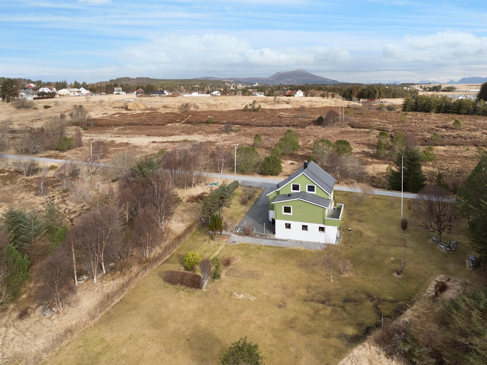 Dronebilde av eiendommen og nærområdet Galleribilde