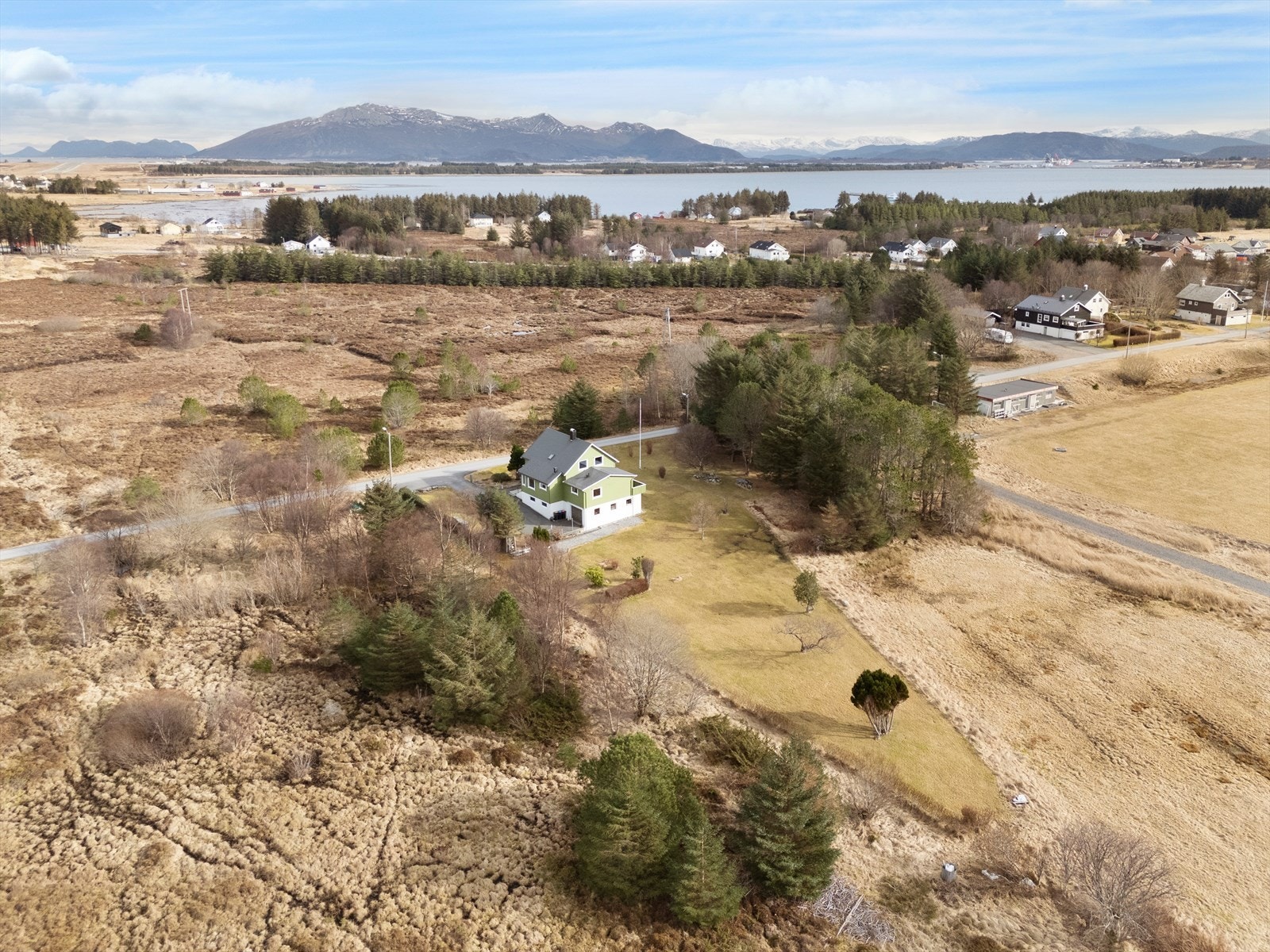 Dronebilde av eiendommen og nærområdet Galleribilde