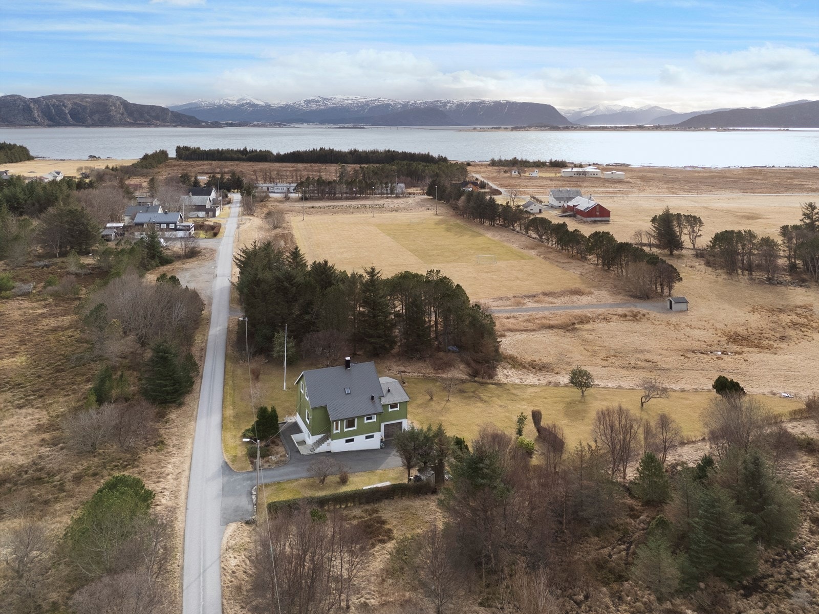 Dronebilde av eiendommen og nærområdet Galleribilde