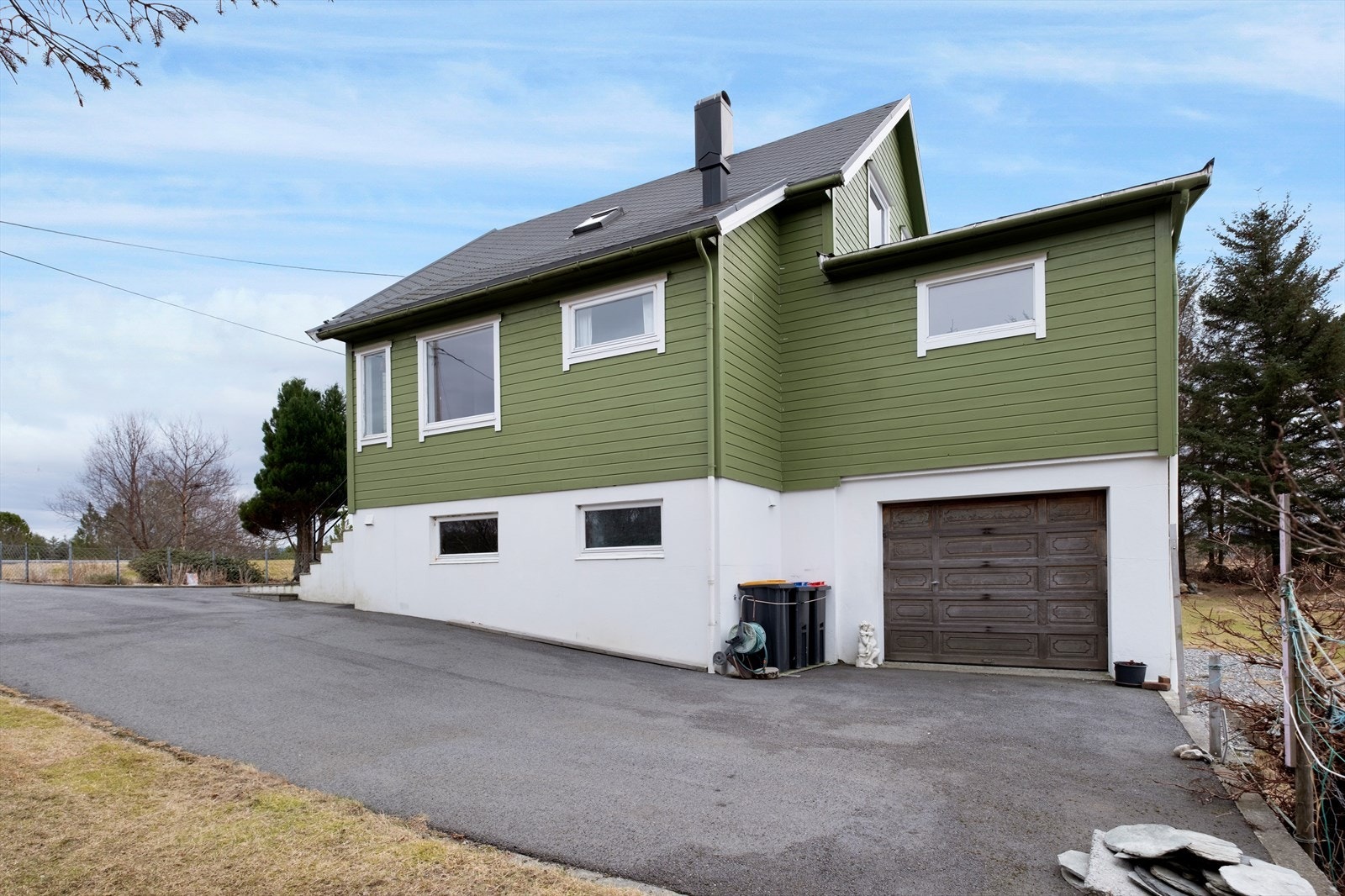 Asfaltert innkjørsel og parkering Galleribilde