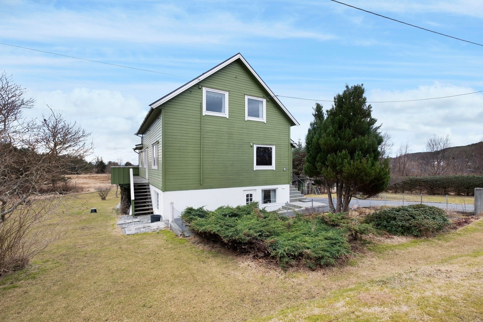 Fasade og flott opparbeidet tomt Galleribilde