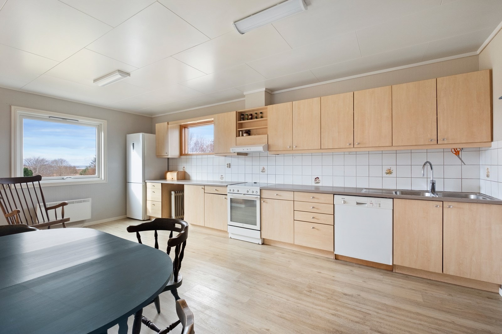 Rikelig med benke- og oppbevaringsplass Galleribilde