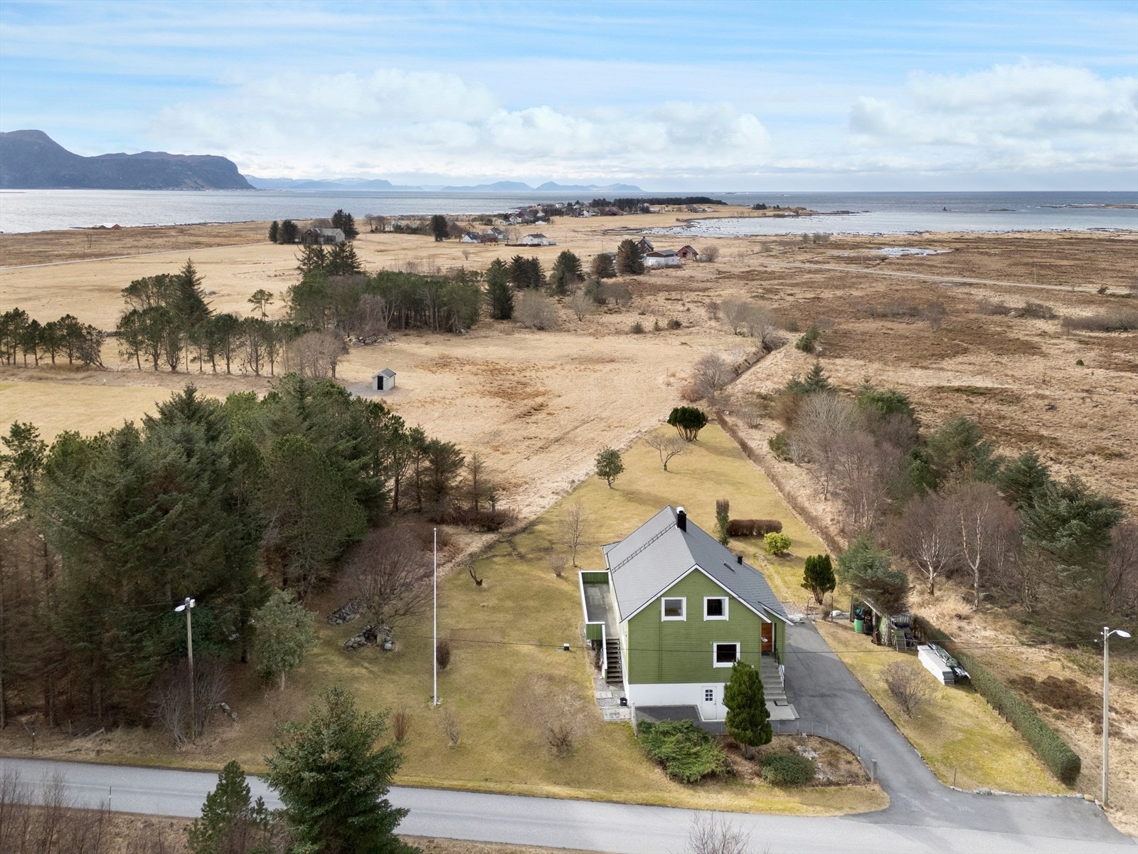 Dronebilde av eiendommen og nærområdet Galleribilde