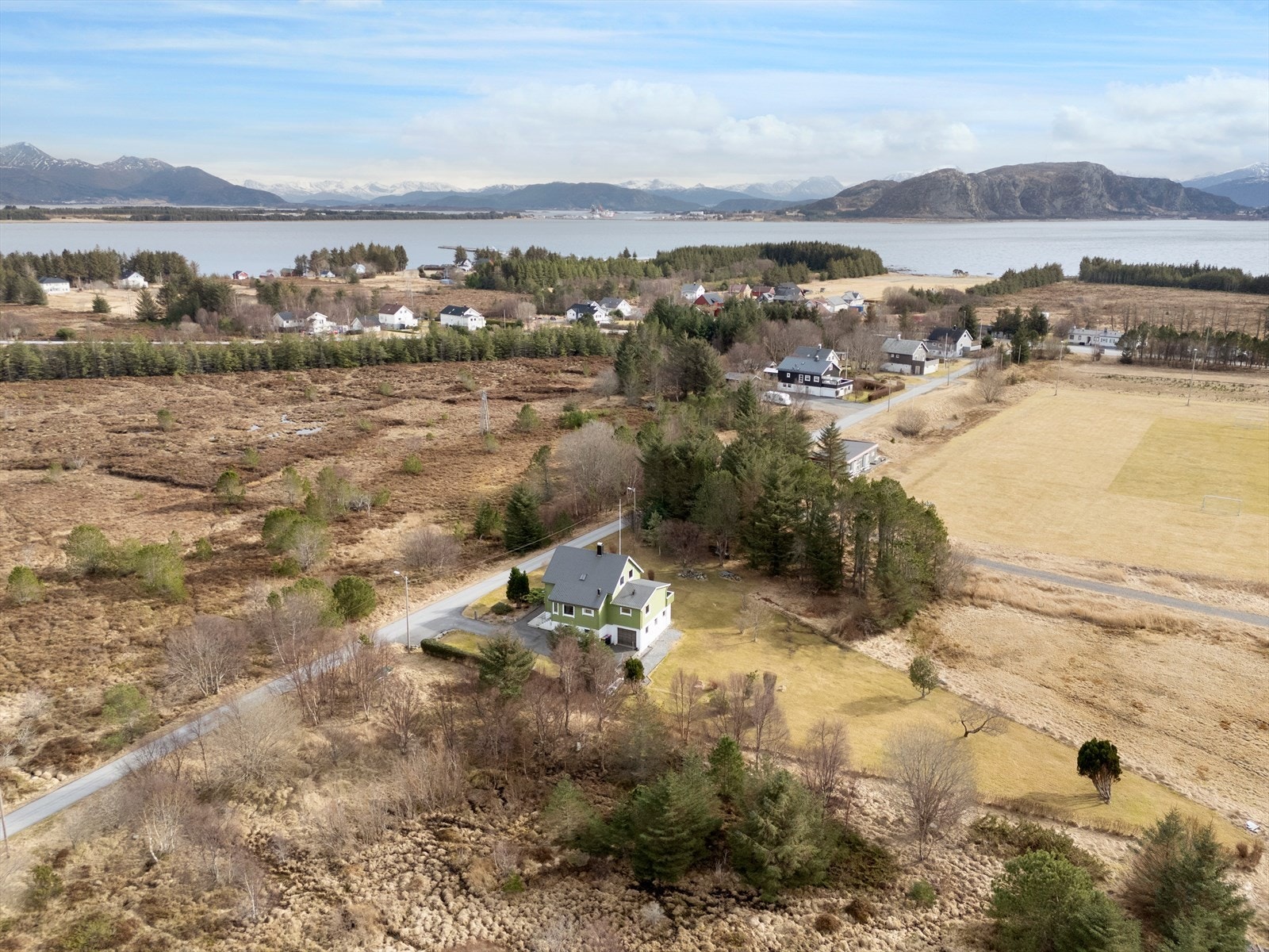 Dronebilde av eiendommen og nærområdet Galleribilde