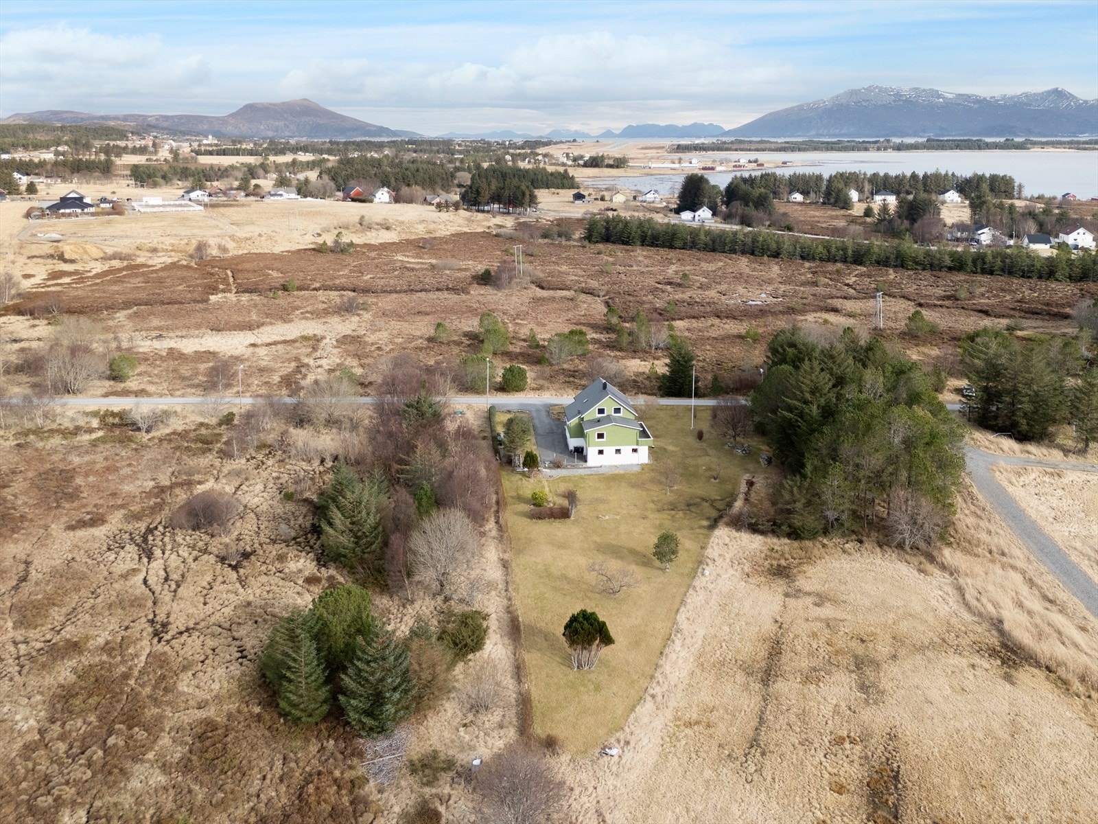 Dronebilde av eiendommen og nærområdet Galleribilde