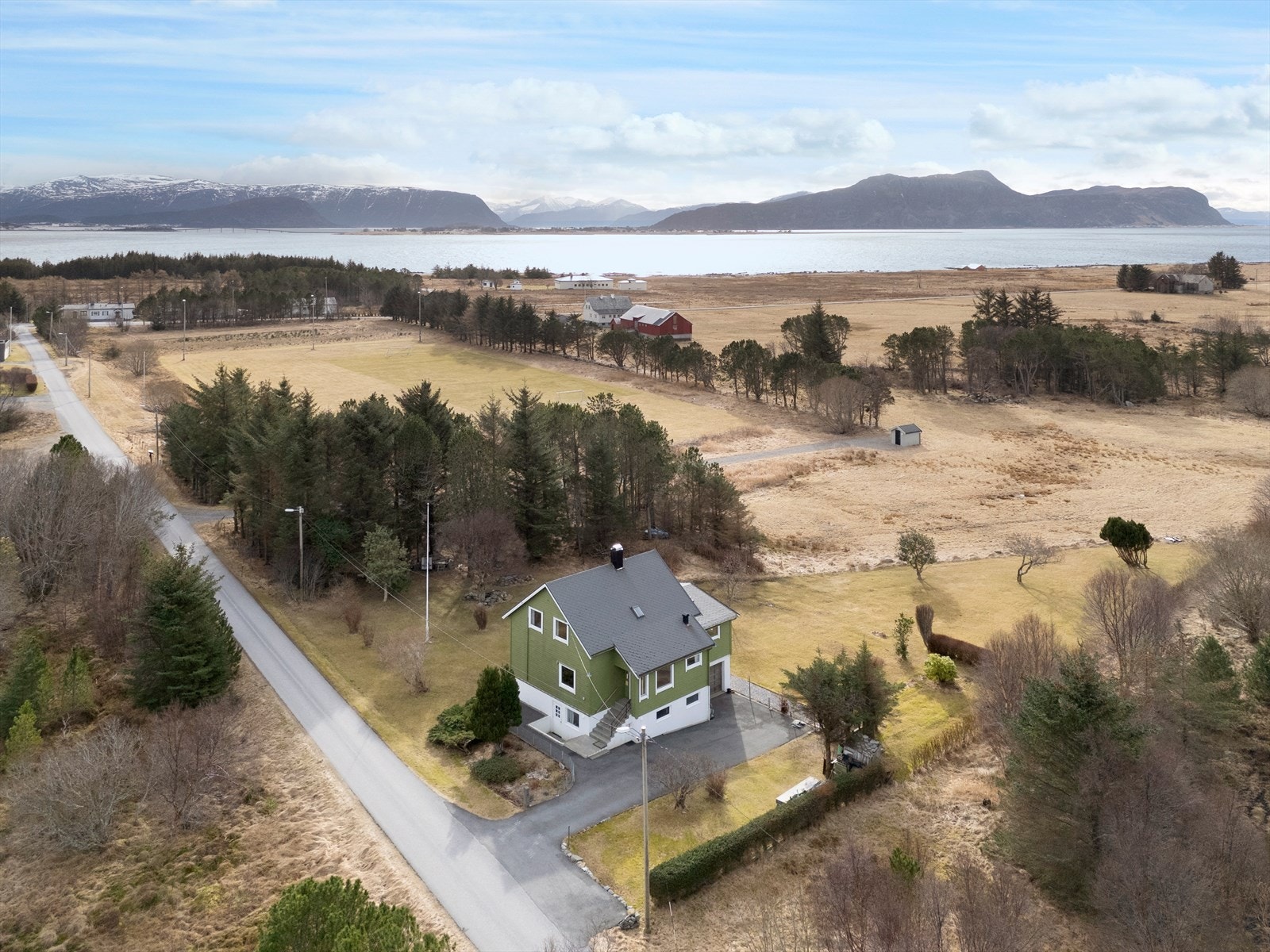 Dronebilde av eiendommen og nærområdet Galleribilde