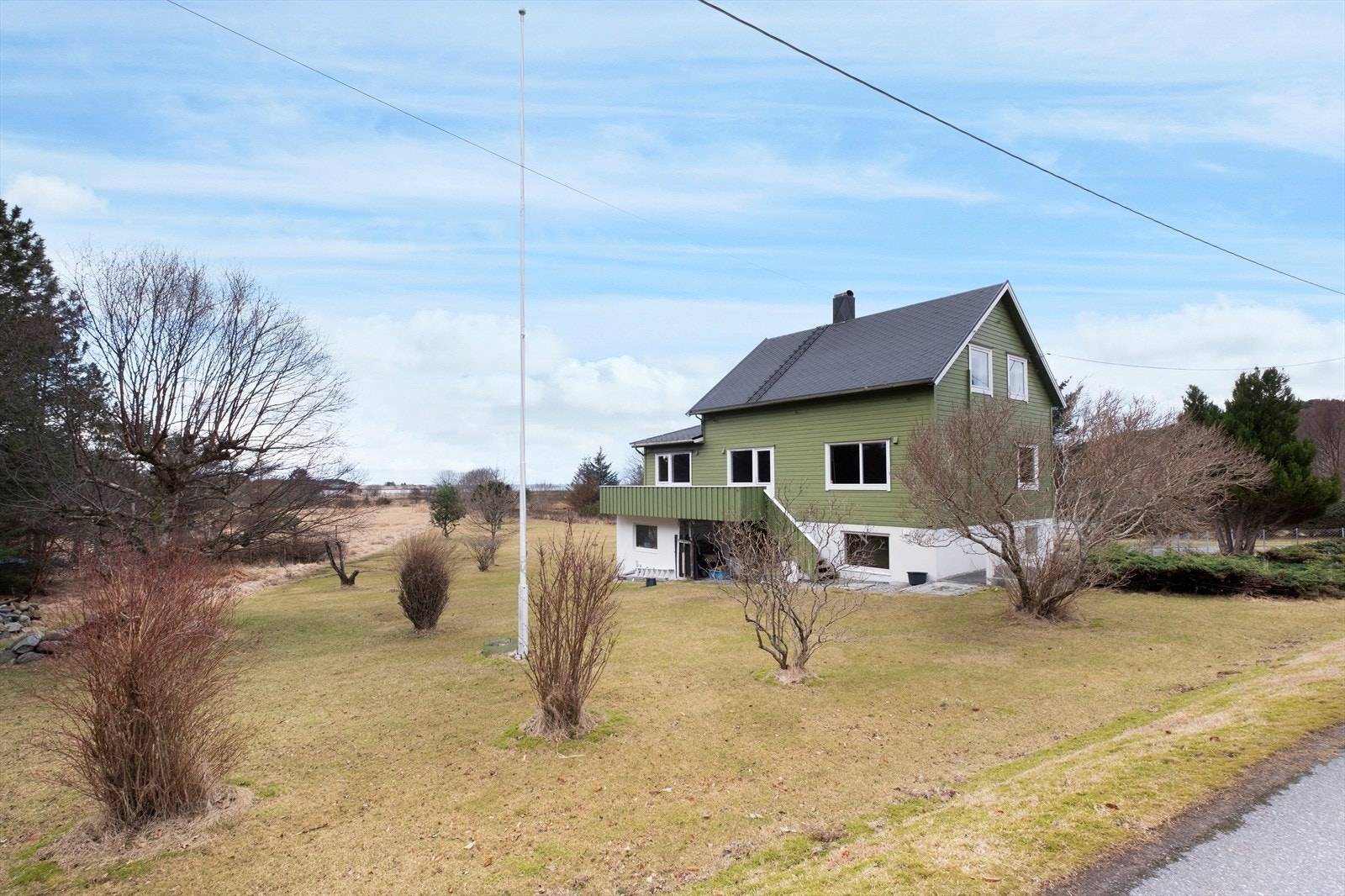 Romslig enebolig med flott opparbeidet tomt på over 2 mål Galleribilde