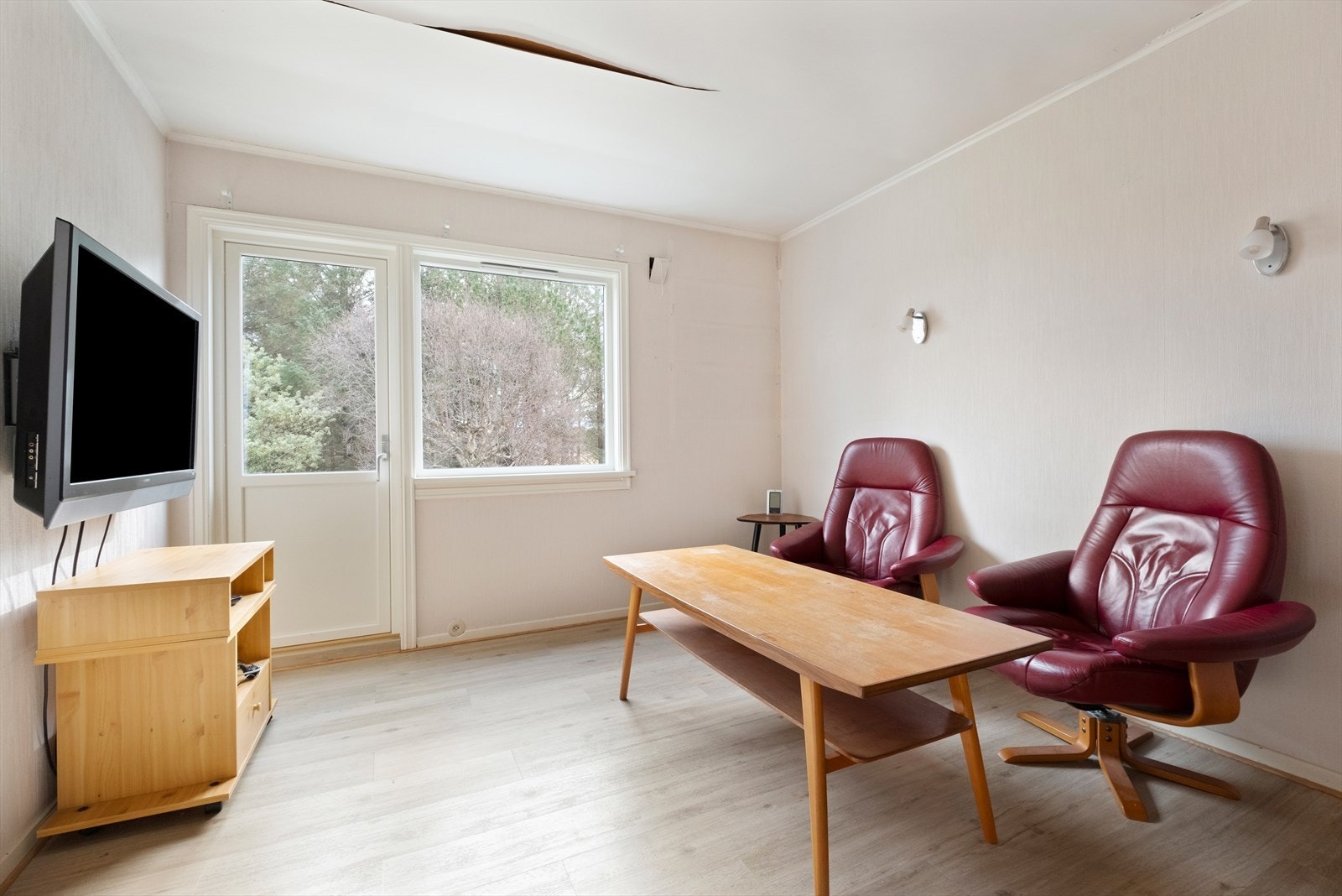 Fra tv-stue hvor man også har utgang til veranda Galleribilde