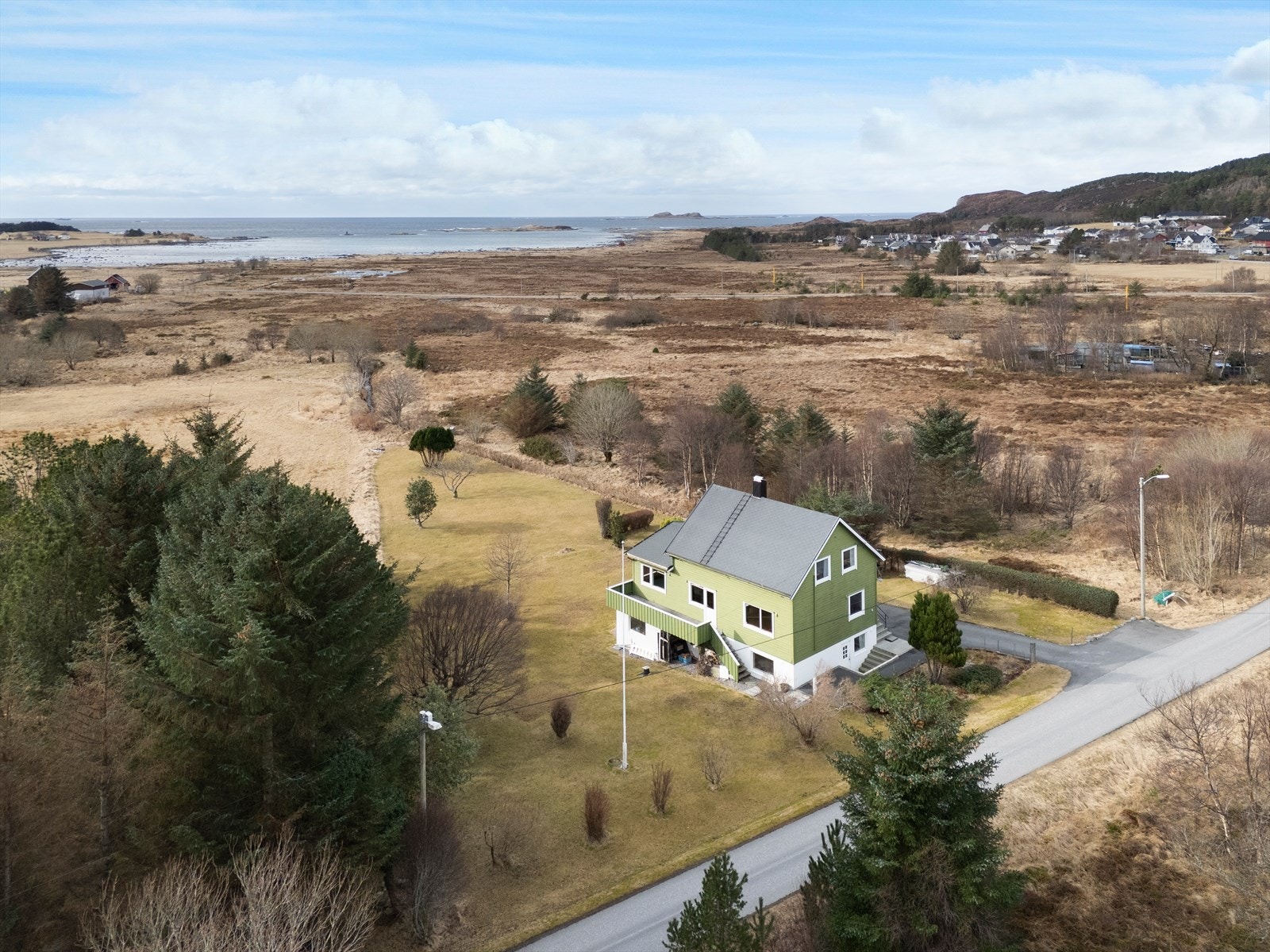 Dronebilde av eiendommen og nærområdet Galleribilde