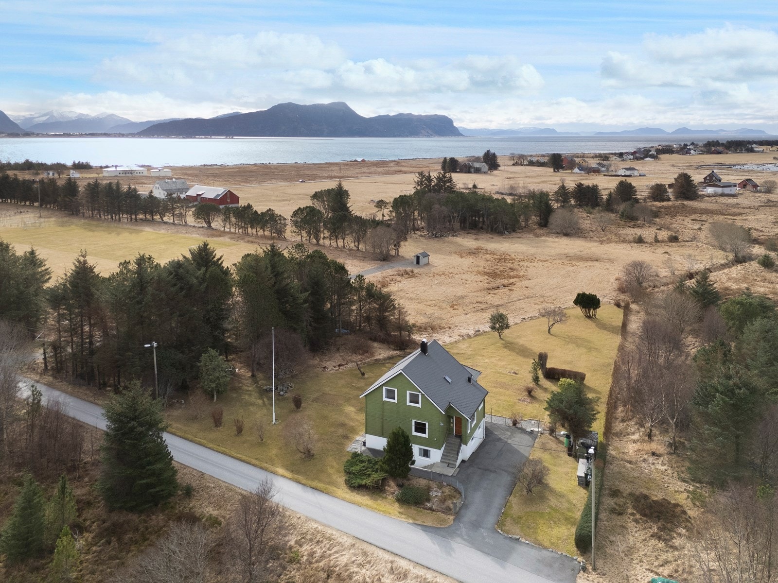 Dronebilde av eiendommen og nærområdet Galleribilde