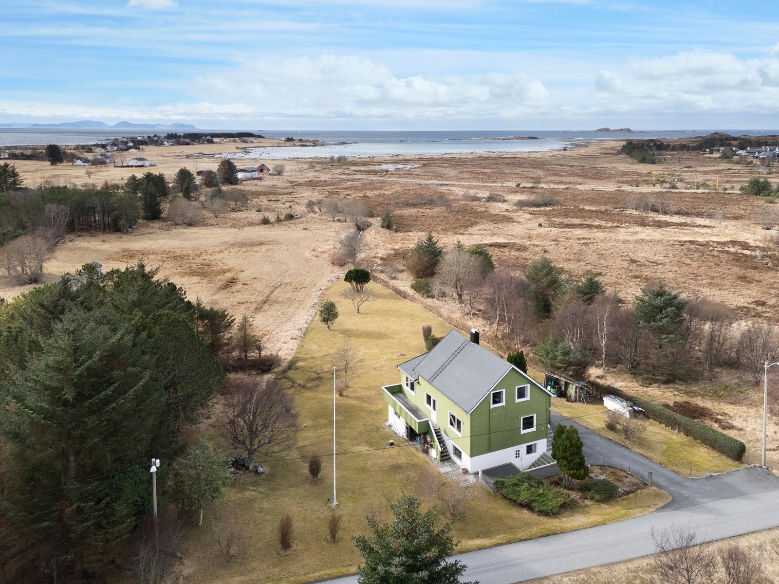 Dronebilde av eiendommen og nærområdet Galleribilde