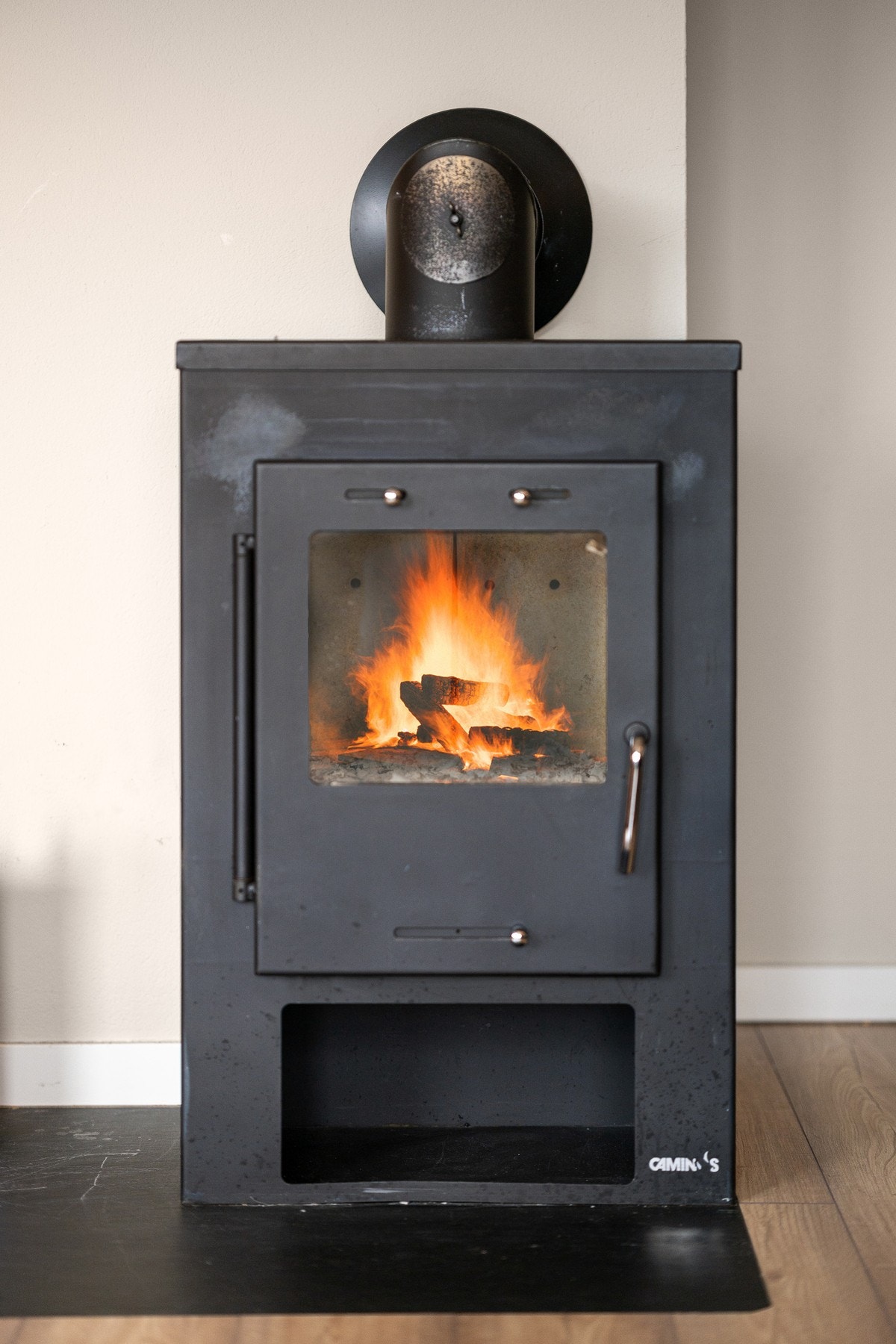 Stilren vedovn som skaper en lun og varm atmosfære Galleribilde