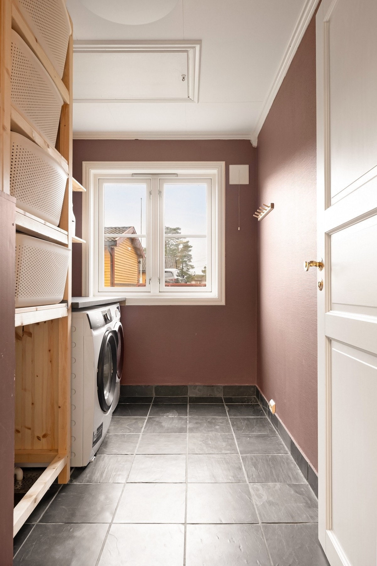 Separat vaskerom med opplegg for vaskemaskin og tørketrommel Galleribilde