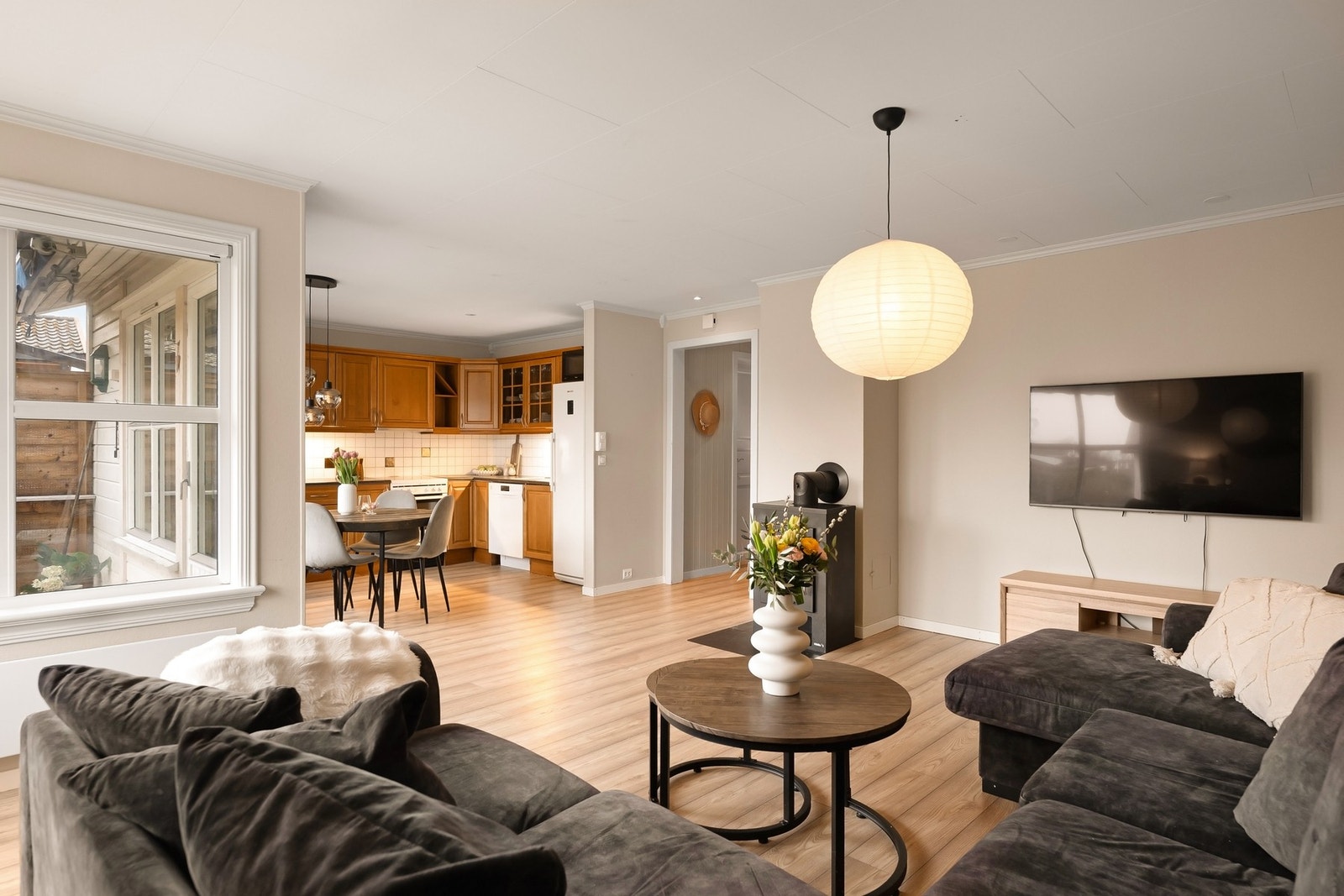 Åpen løsning mot kjøkken gir en sosial og moderne planløsning Galleribilde