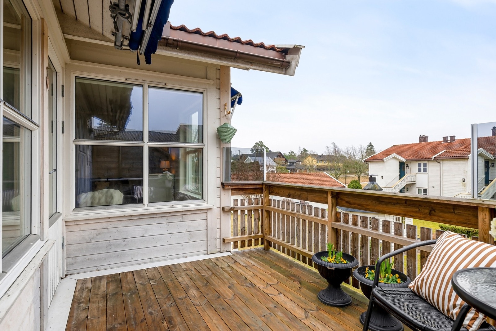 Balkongen er sydvendt, som gir bra med kveldssol Galleribilde