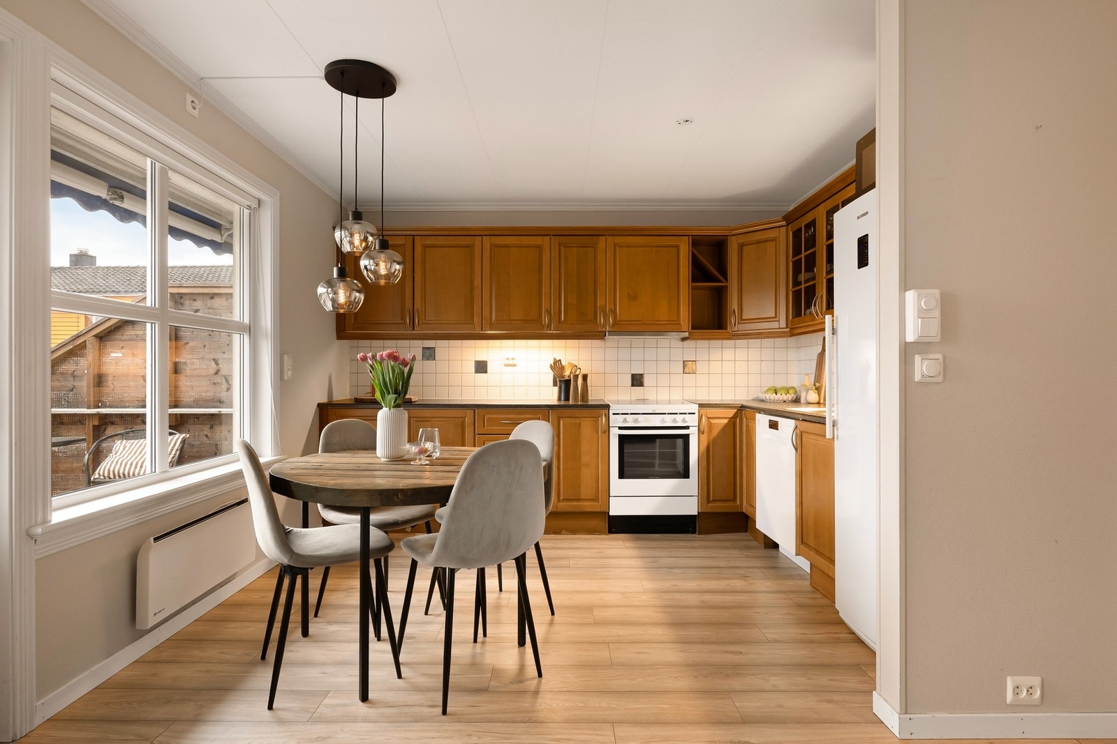 Klassisk kjøkken med god benkeplass og rikelig med skapplass Galleribilde