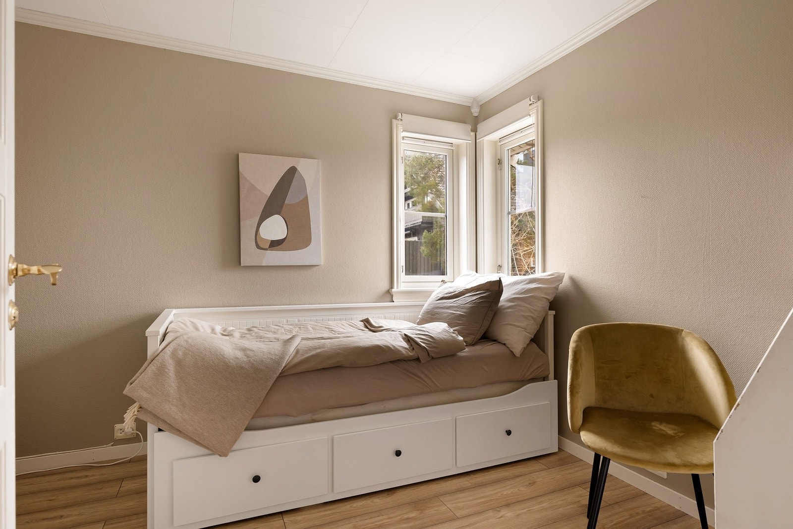 Perfekt gjesterom/barnerom med plass til både seng og oppbevaring Galleribilde