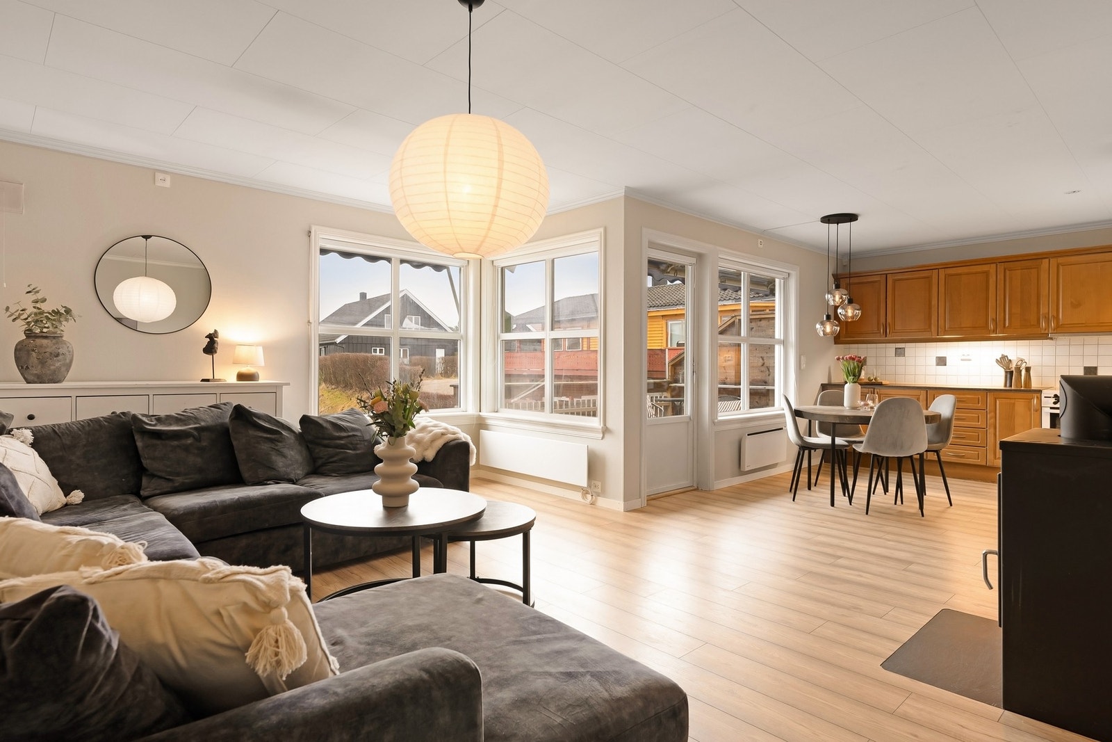 Store vinduer skaper en luftig og innbydende atmosfære Galleribilde