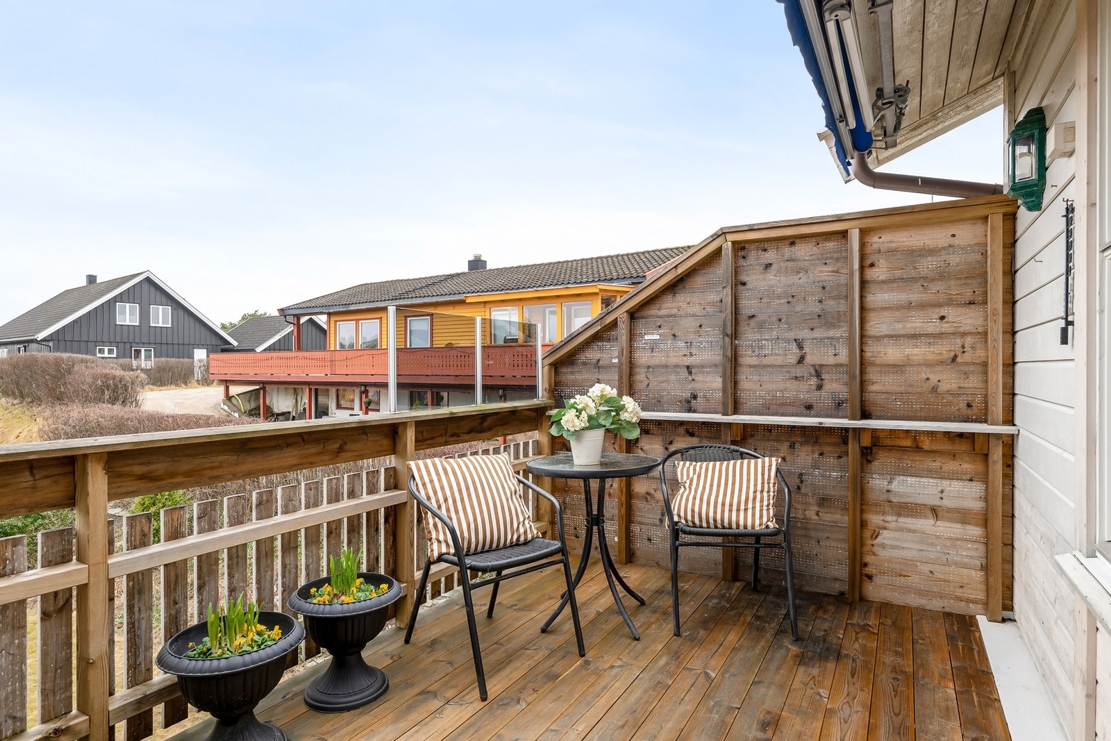 Hyggelig uteplass - perfekt for morgenkaffen eller rolige sommerkvelder Galleribilde