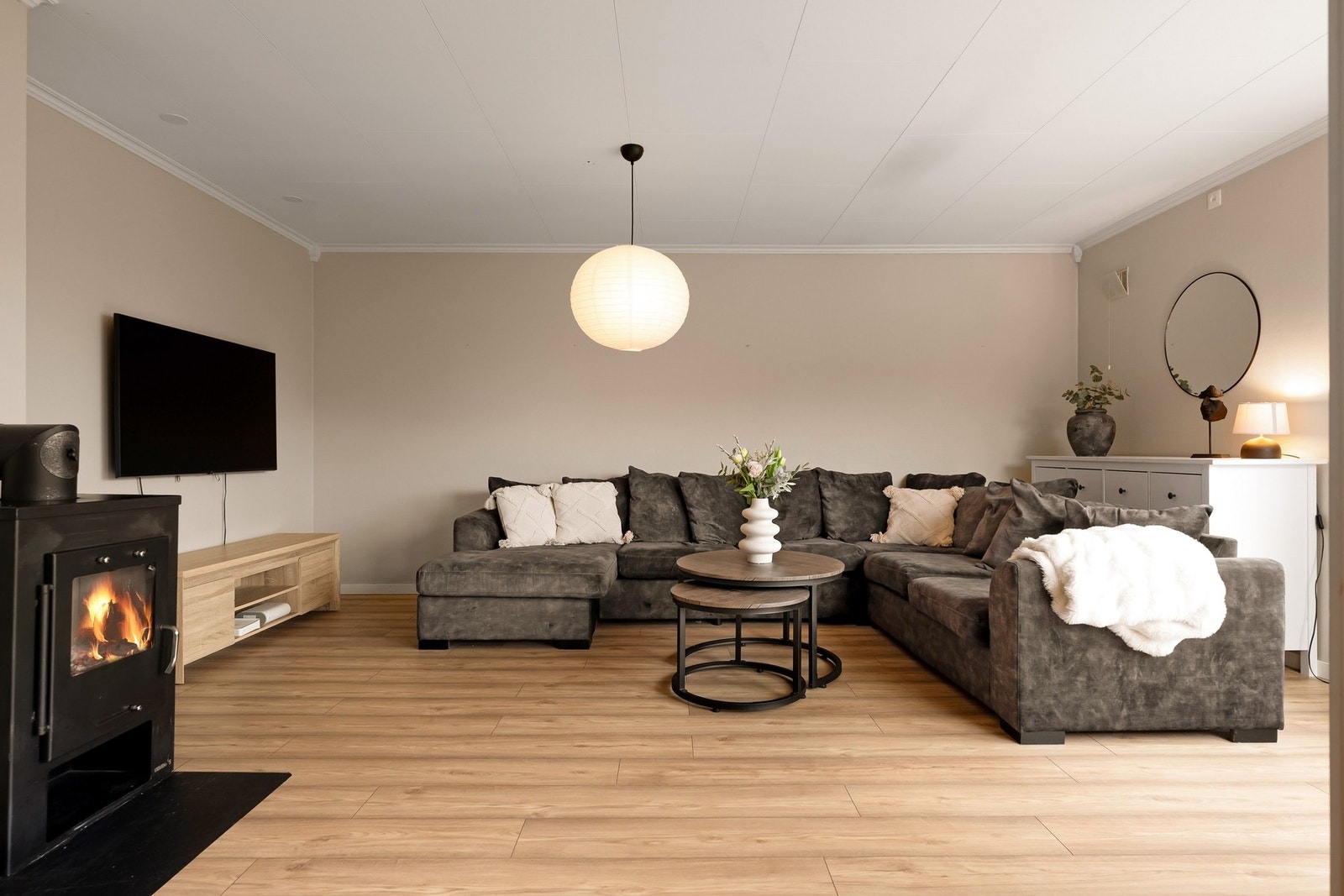 Romslig stue med god plass til sofagruppe Galleribilde