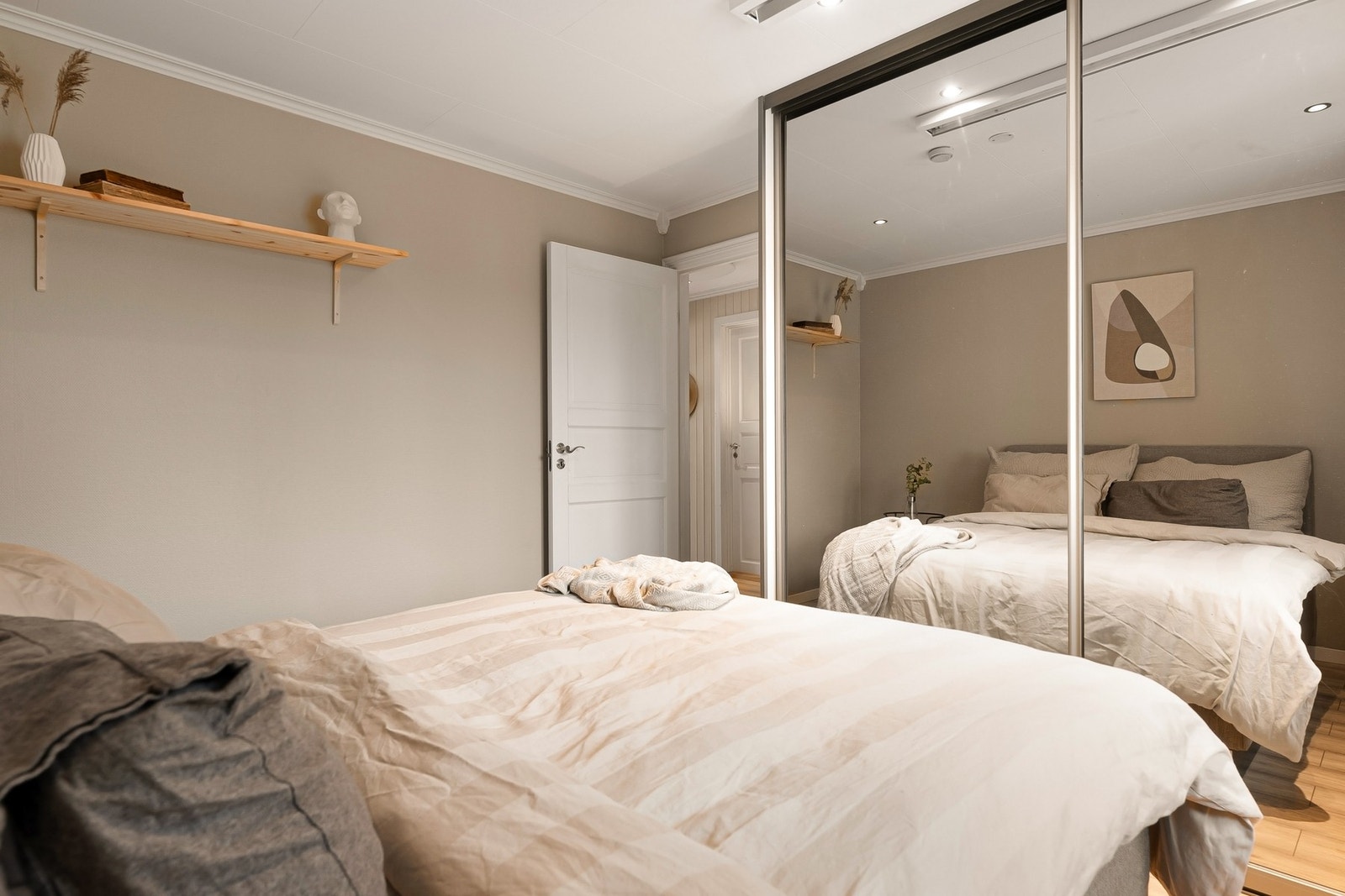 Praktisk skyvedørsgarderobe for klær og tilbehør Galleribilde