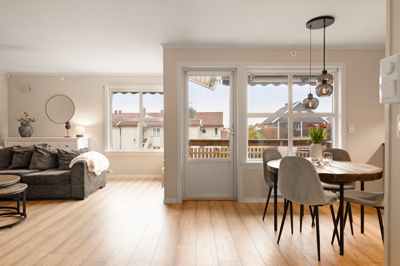 Lys og romslig stue med store vindusflater Galleribilde