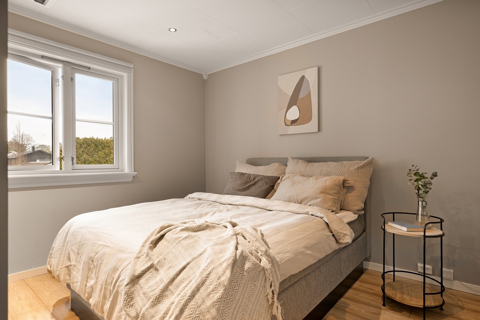 Romslig hovedsoverom med god plass til dobbeltseng Galleribilde