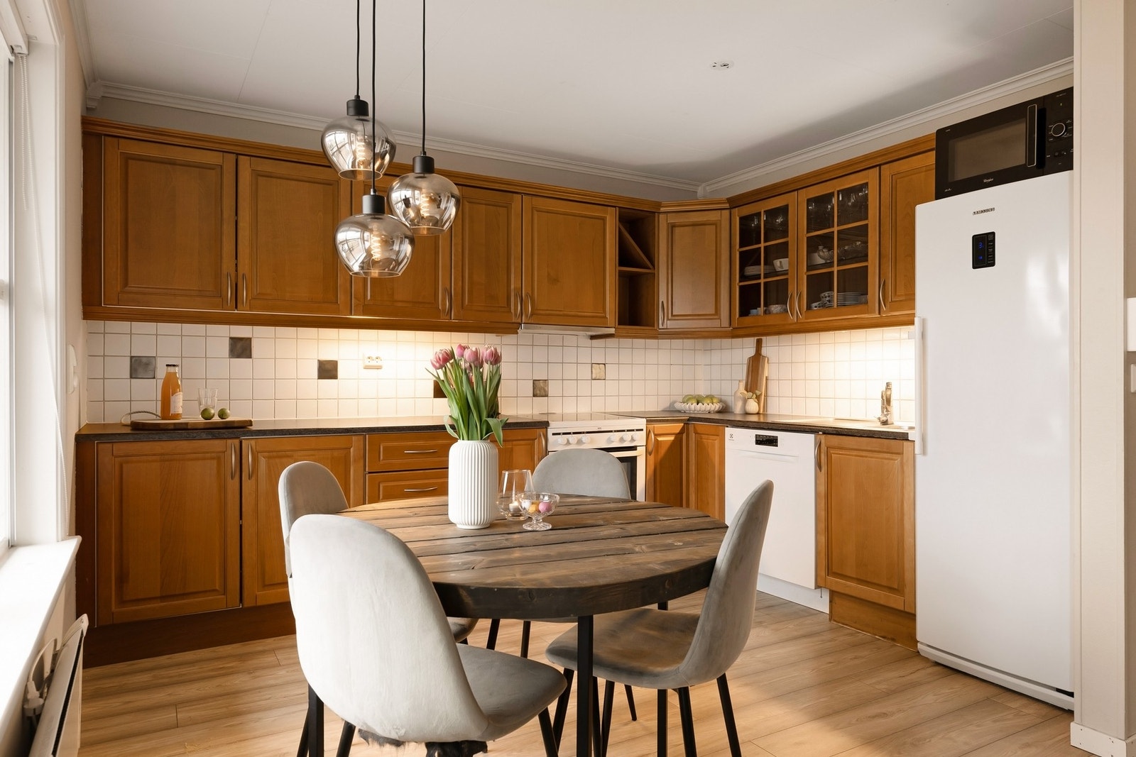 Hyggelig spiseplass ved vinduet med fint lysinnslipp Galleribilde