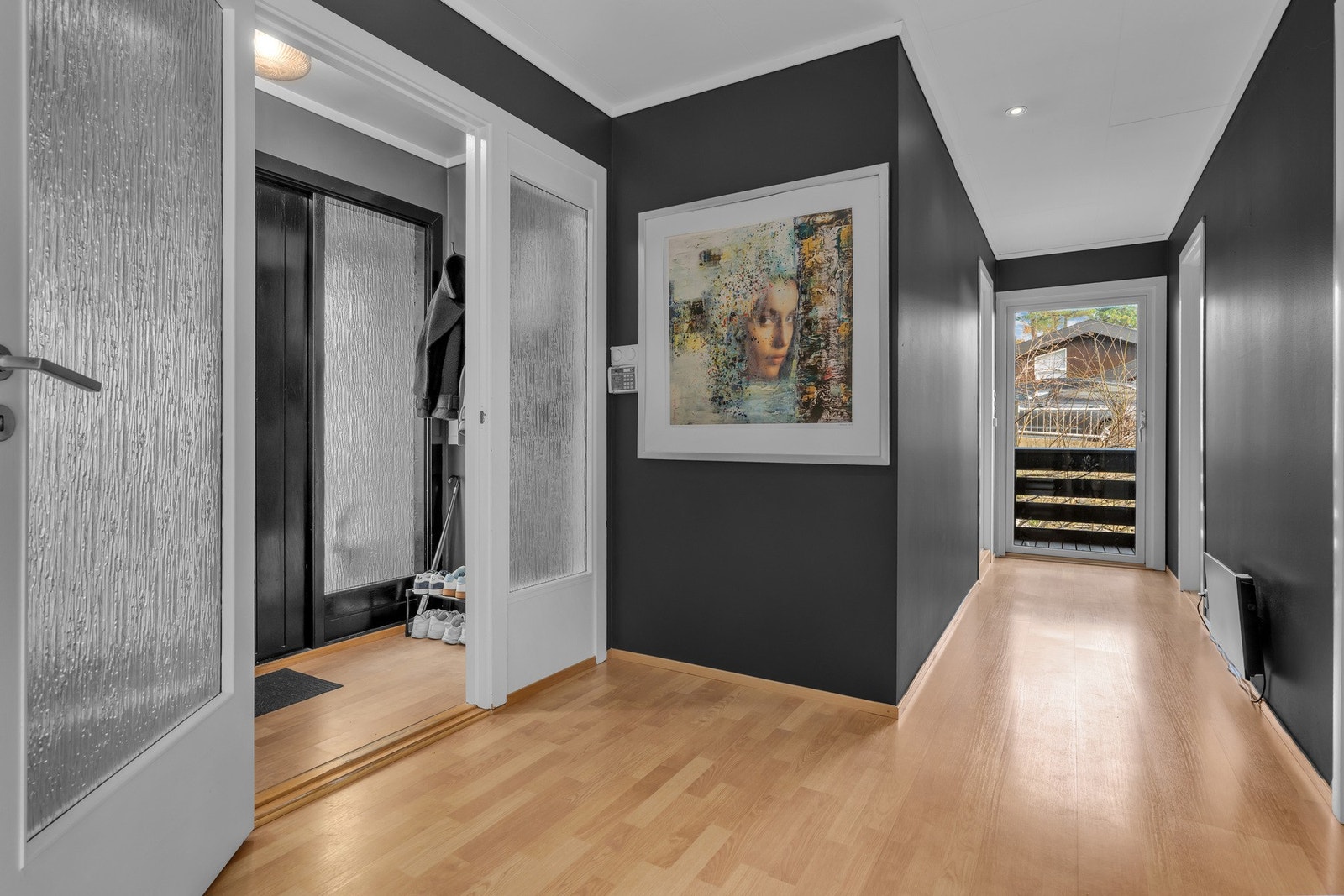 Romslig entré og gang Galleribilde