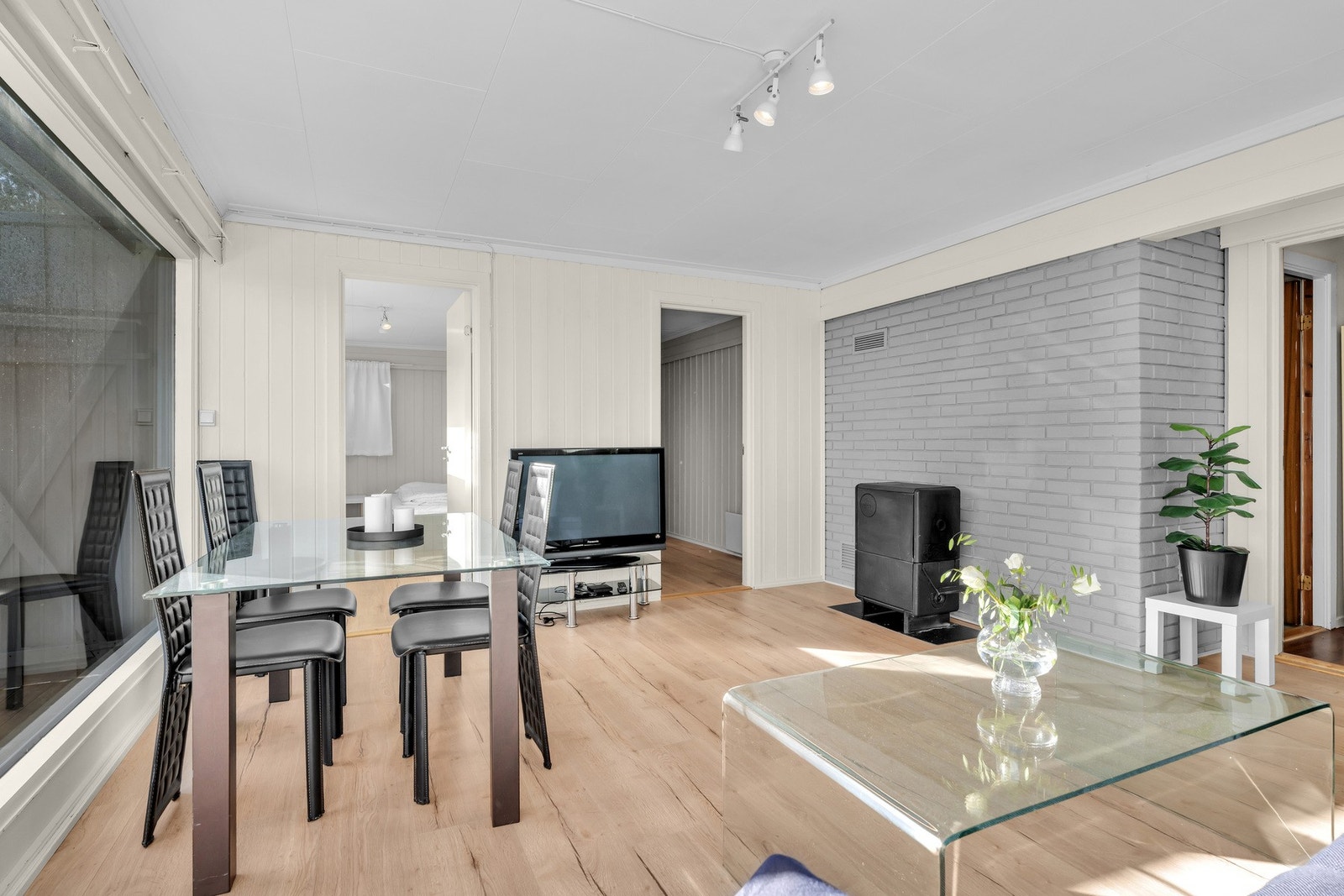 Innbydende stue med naturlig soneinndeling, spiseplass Galleribilde