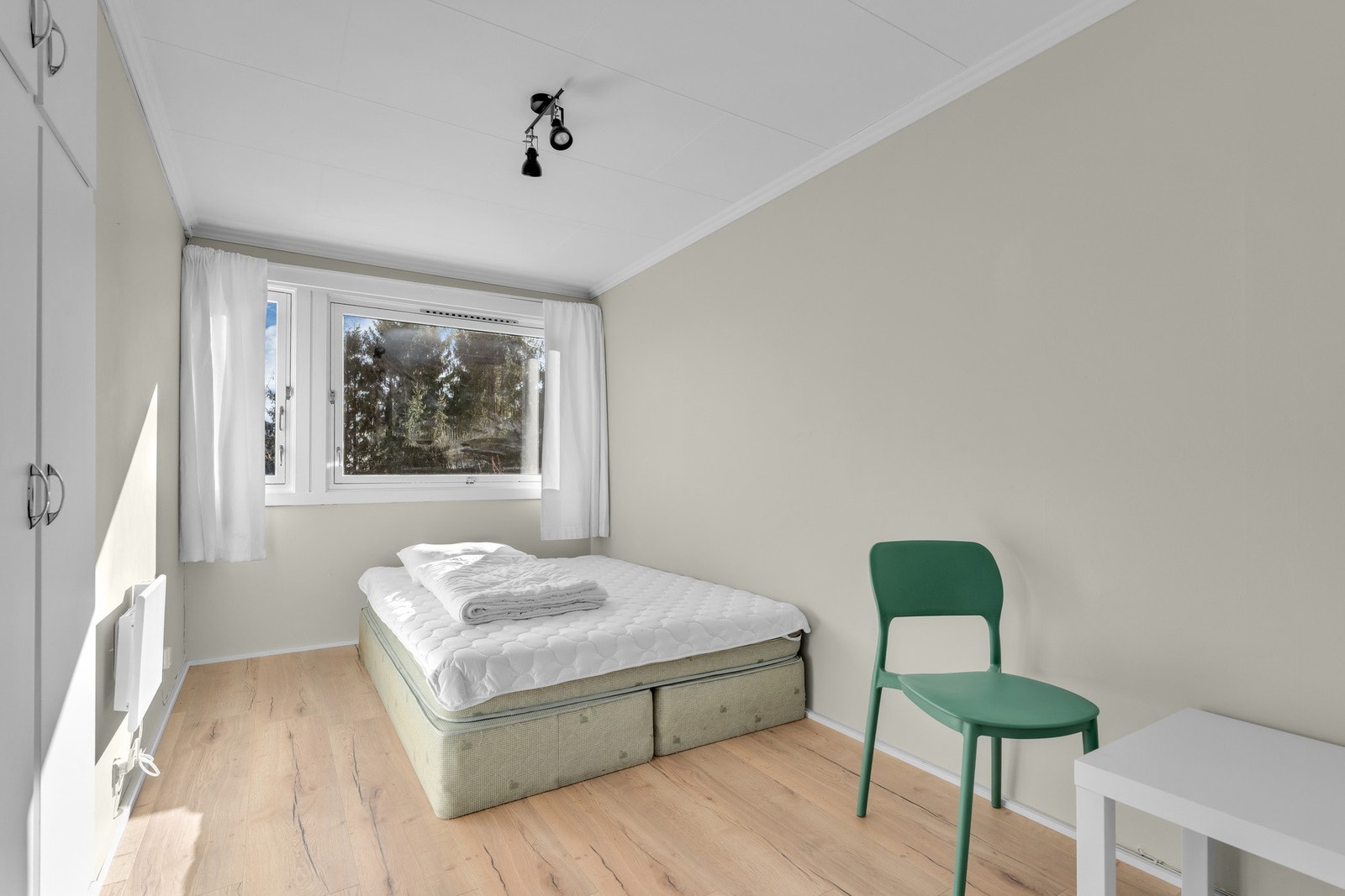 Soverom tilknyttet hybeldel, plassbygd garderobe Galleribilde